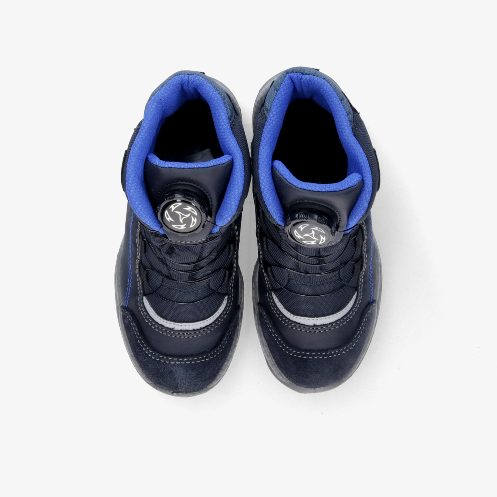 Sportliche blaue Schuhe mit robuster Schnürung und gepolstertem Kragen in bequemer Top-Down Ansicht