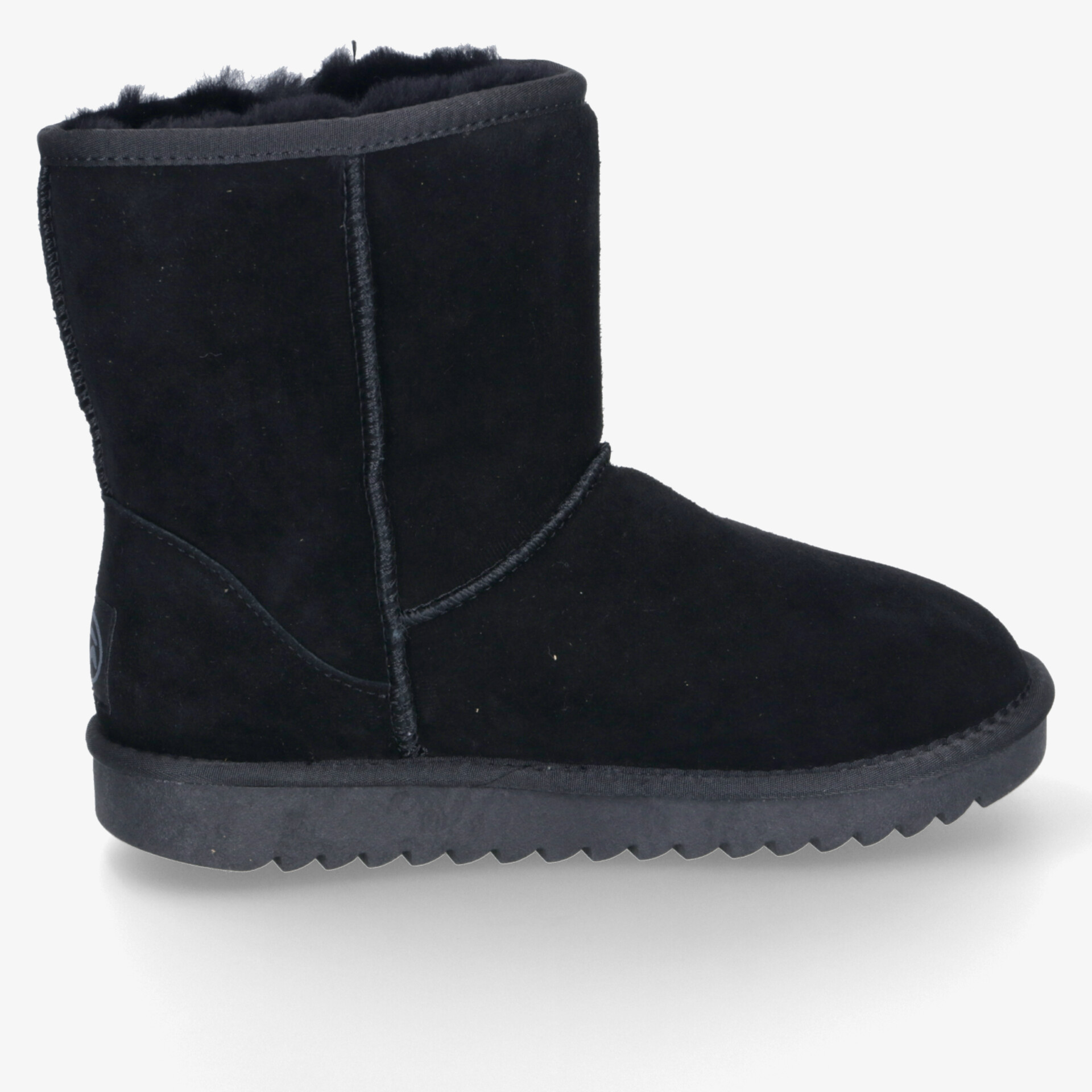 Schwarzer Winterstiefel mit weichem Innenfutter und rutschfester Sohle, seitliche Ansicht, bequem und warm