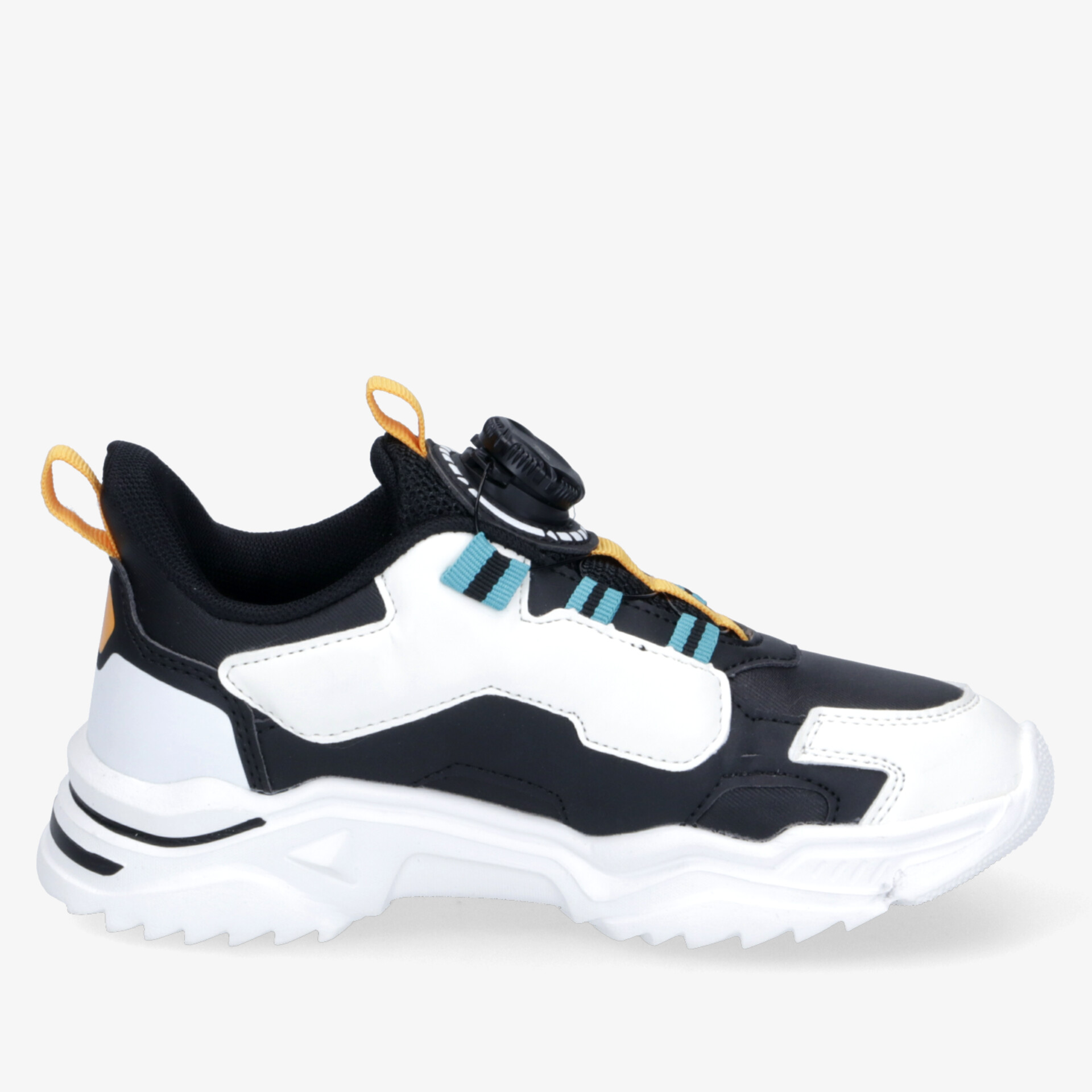 Moderner weißer und schwarzer Sportschuh mit rutschfester Sohle und bequemem, leichtem Design seitlich aufgenommen