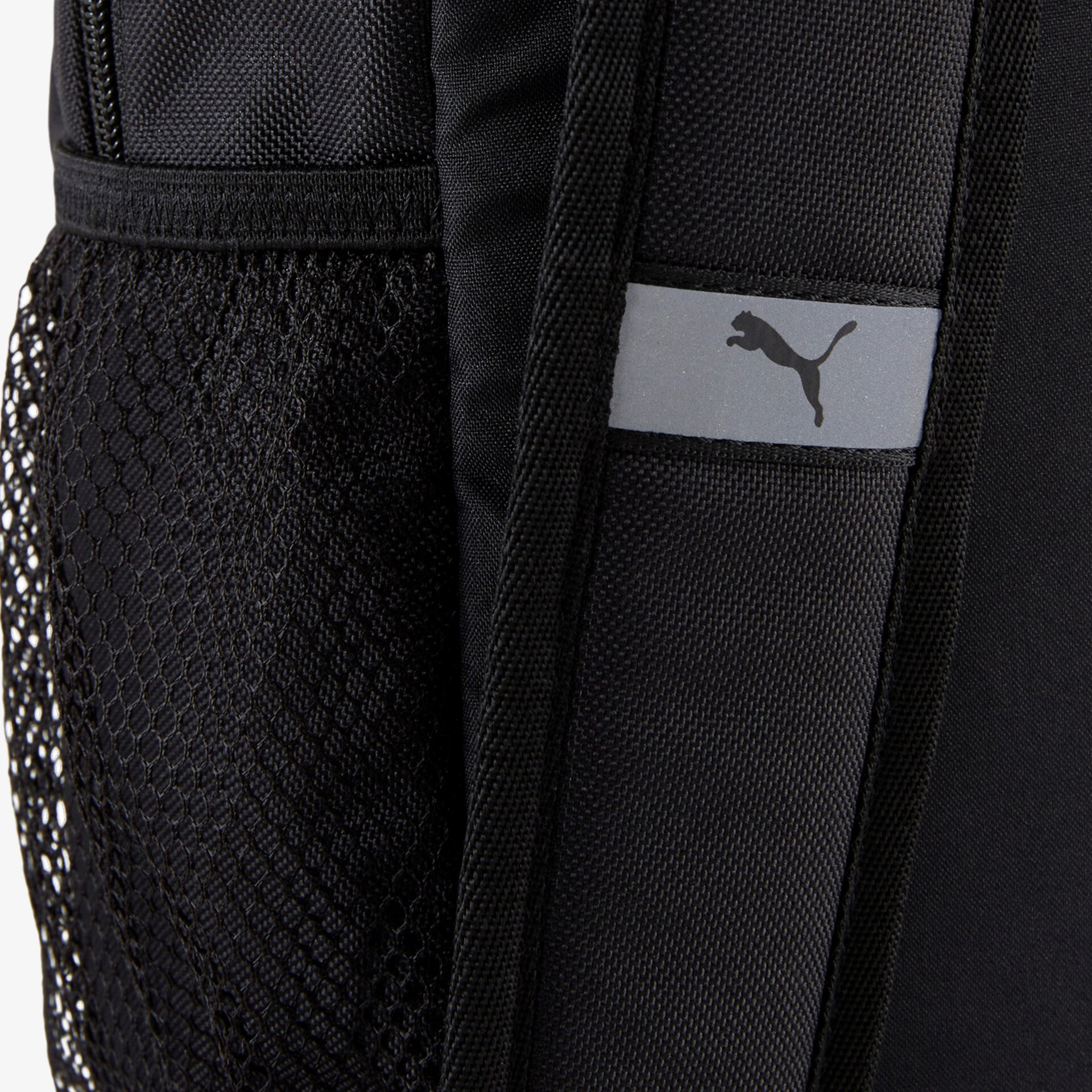 Detailansicht eines schwarzen, sportlichen Rucksacks mit Netzfach und markantem Logo.