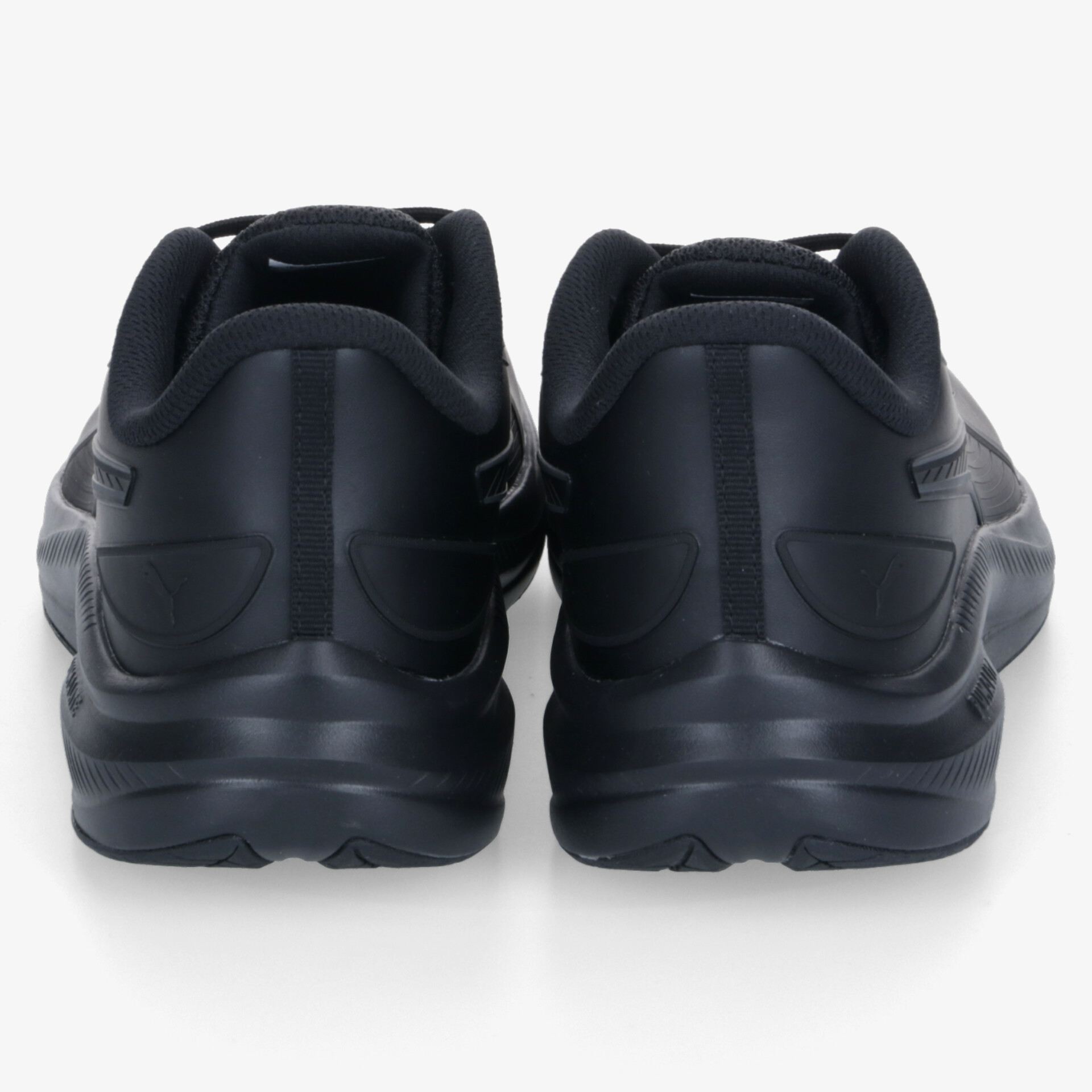 Schwarze sportliche Sneaker Rückansicht mit robustem Aufbau und gepolsterter Ferse für optimalen Komfort