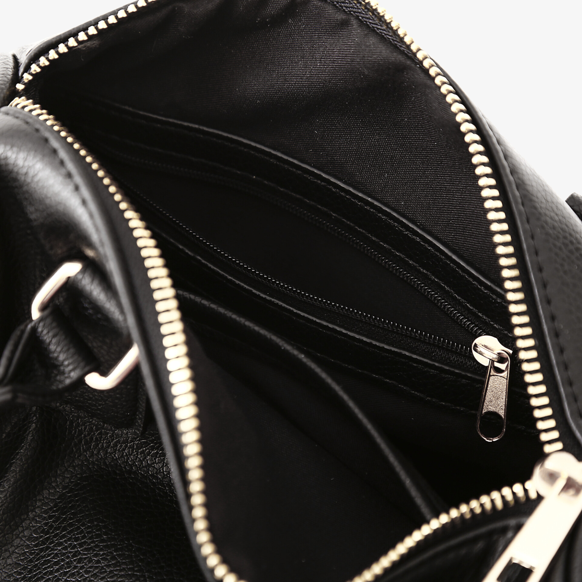 Innenraum einer schwarzen Tasche mit Reißverschluss und mehreren Fächern für praktische Aufbewahrung