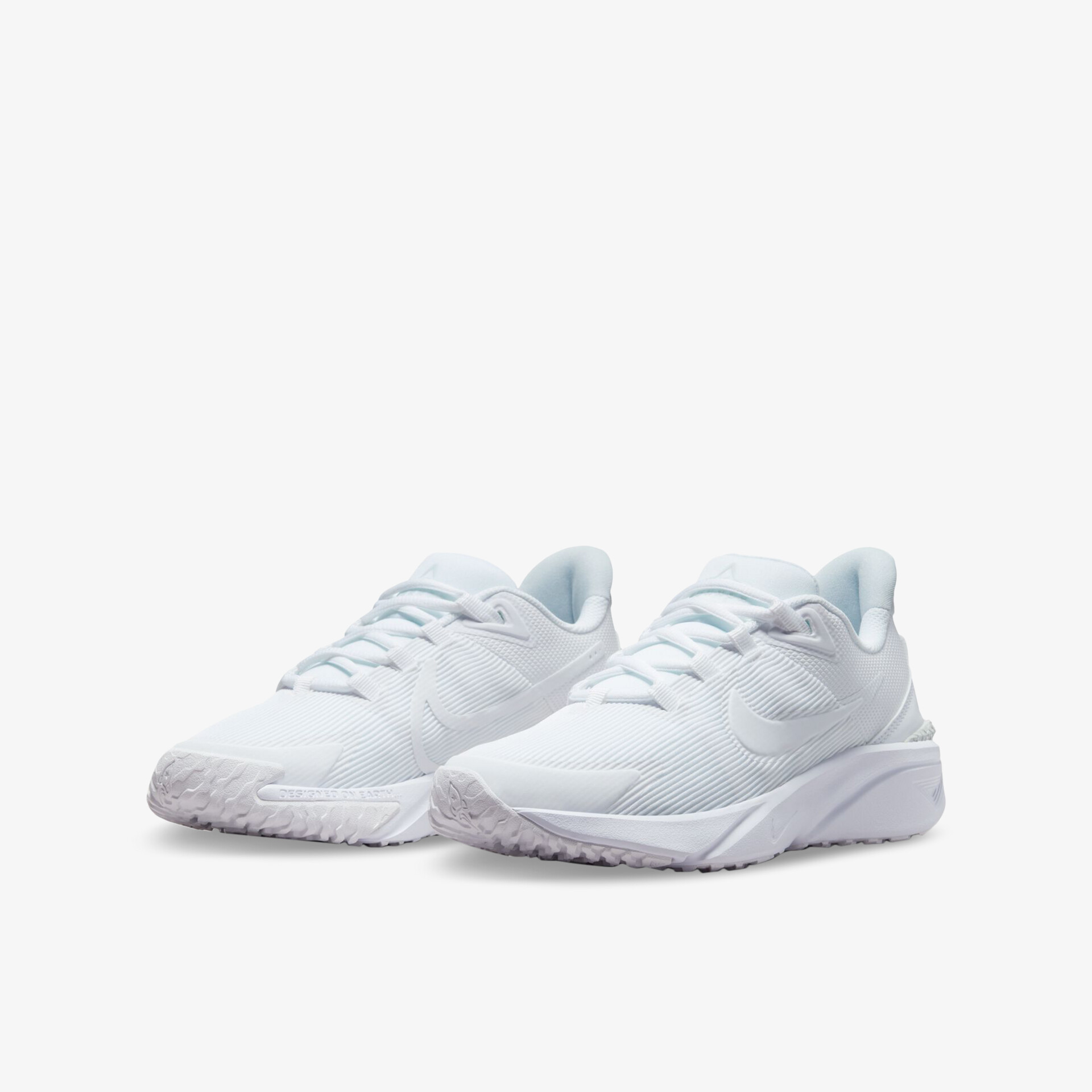 Moderner weißer Sneaker mit bequemer Passform und leichter Sohle, perfekt für sportliche Aktivitäten.