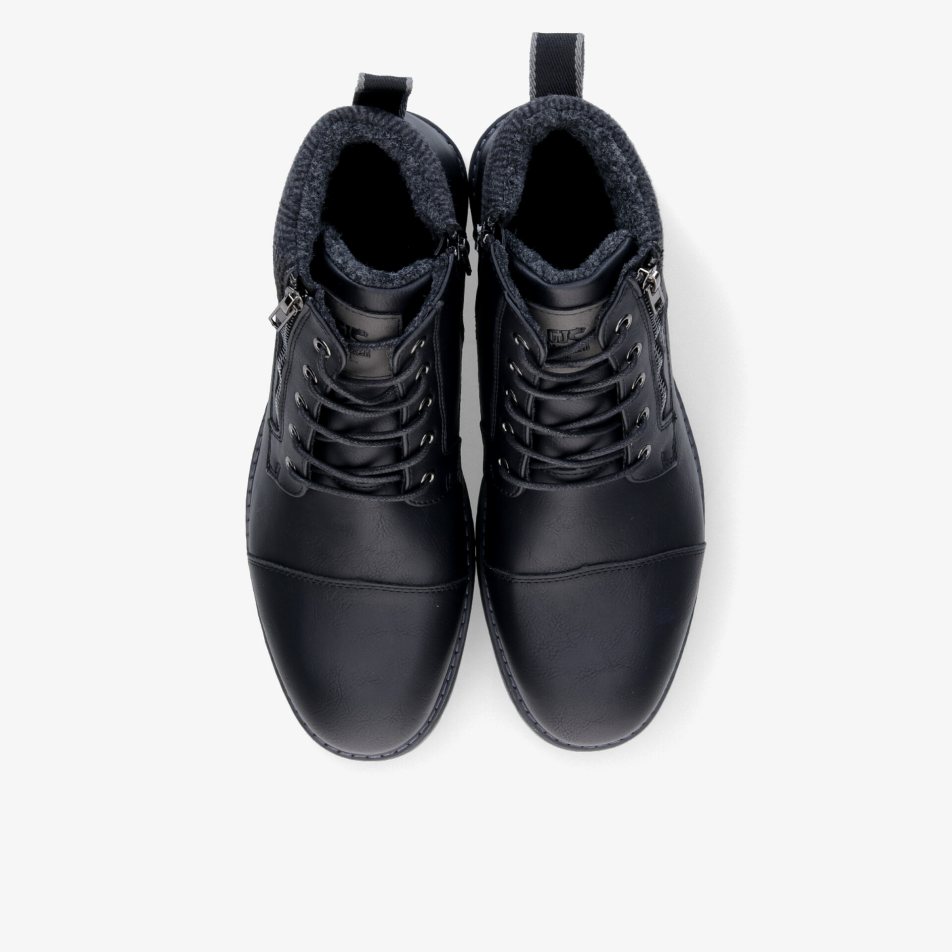 Schwarzes Sneakerpaar mit Schnürsenkeln, bequem gepolstert und robust, modernes sportliches Design