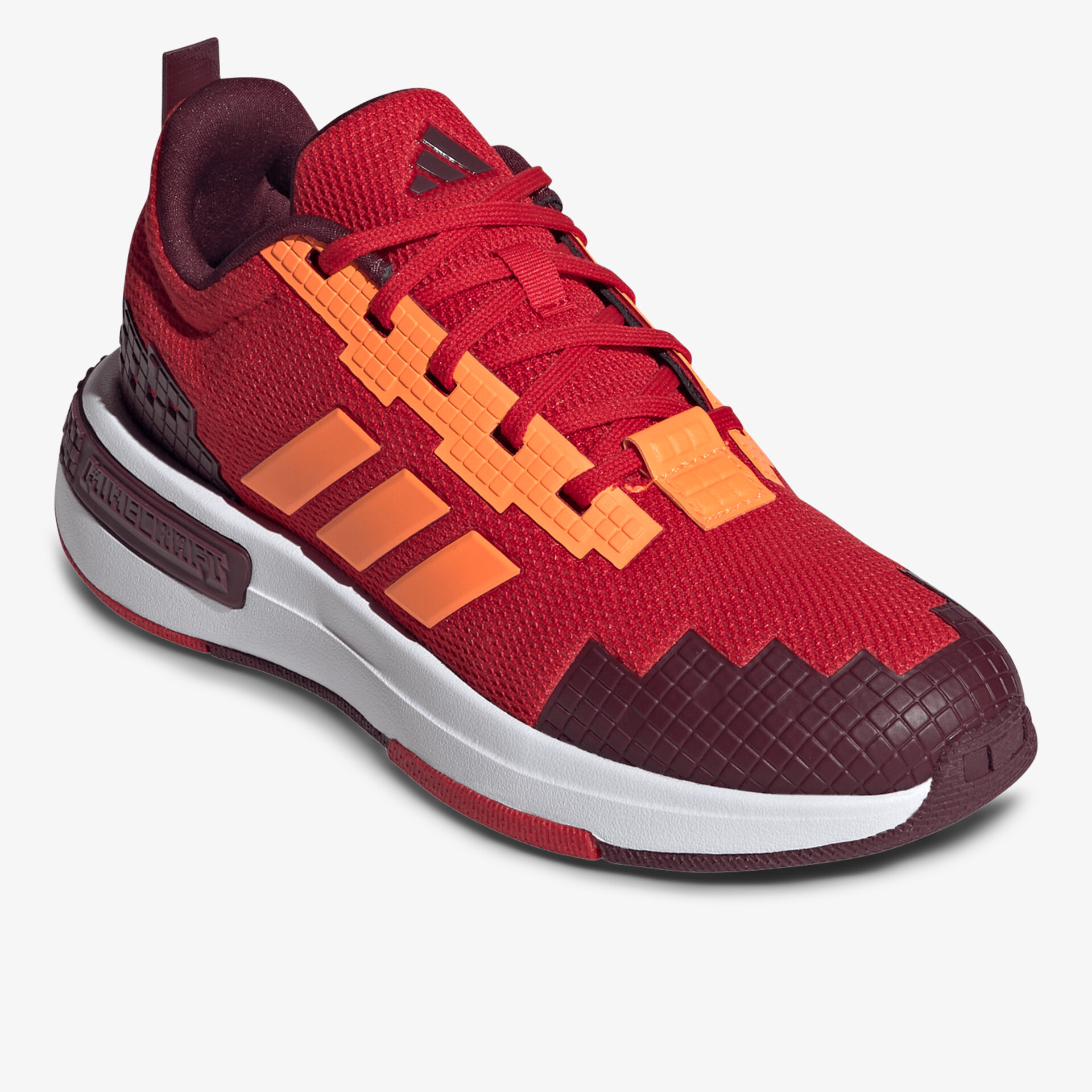 Roter Sportschuh mit orangefarbenen Akzenten, dynamischem Design und bequemer Passform, ideal für sportliche Aktivitäten