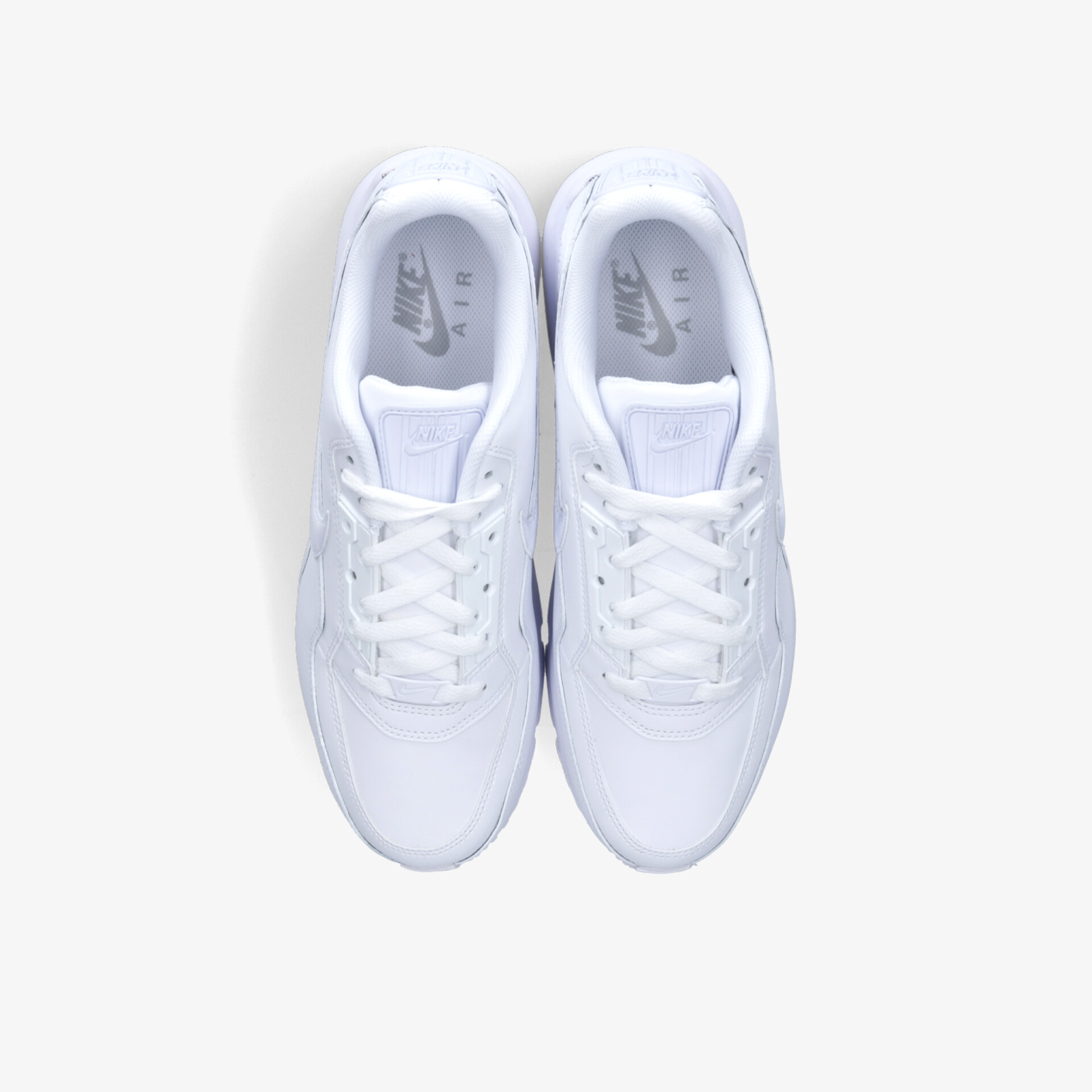 Klassische weiße Sneakers, ideal für jeden Tag, mit komfortabler Passform und schlichtem Design aus der Vogelperspektive.