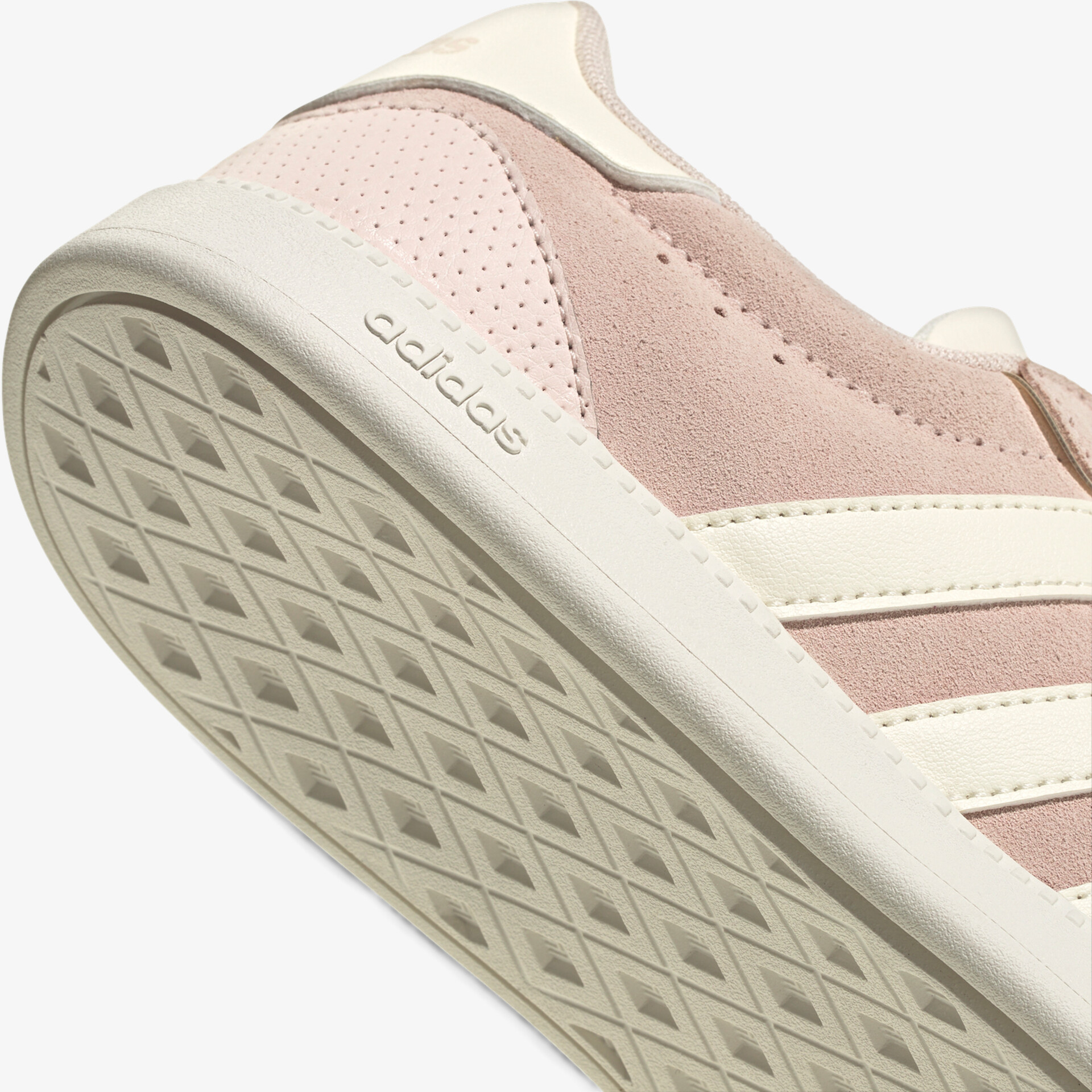 Bequemer Adidas Sneaker mit robustem, griffigem Sohlenprofil und hochwertigem Obermaterial im Detail
