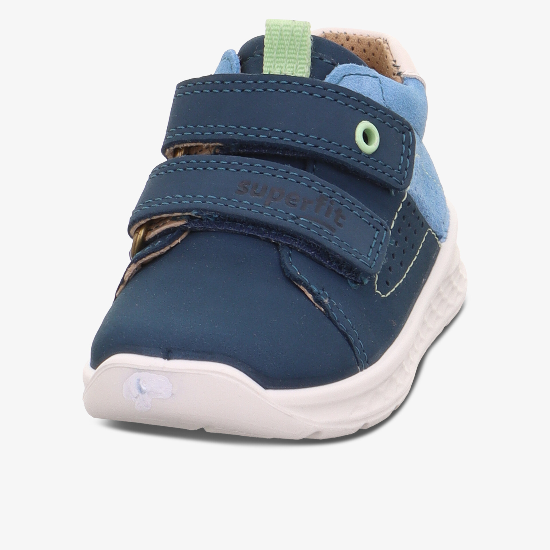 Bequemer Schuh mit Klettverschluss, rutschfester weißer Sohle und weichem, flexiblem Material vorne sichtbar