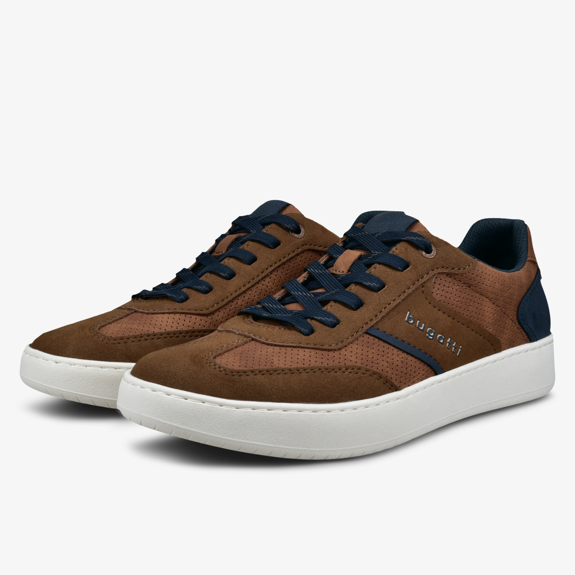 Moderne braune Sneaker mit weißer Sohle und navy blauen Akzenten, bequem und stylisch für den Alltag