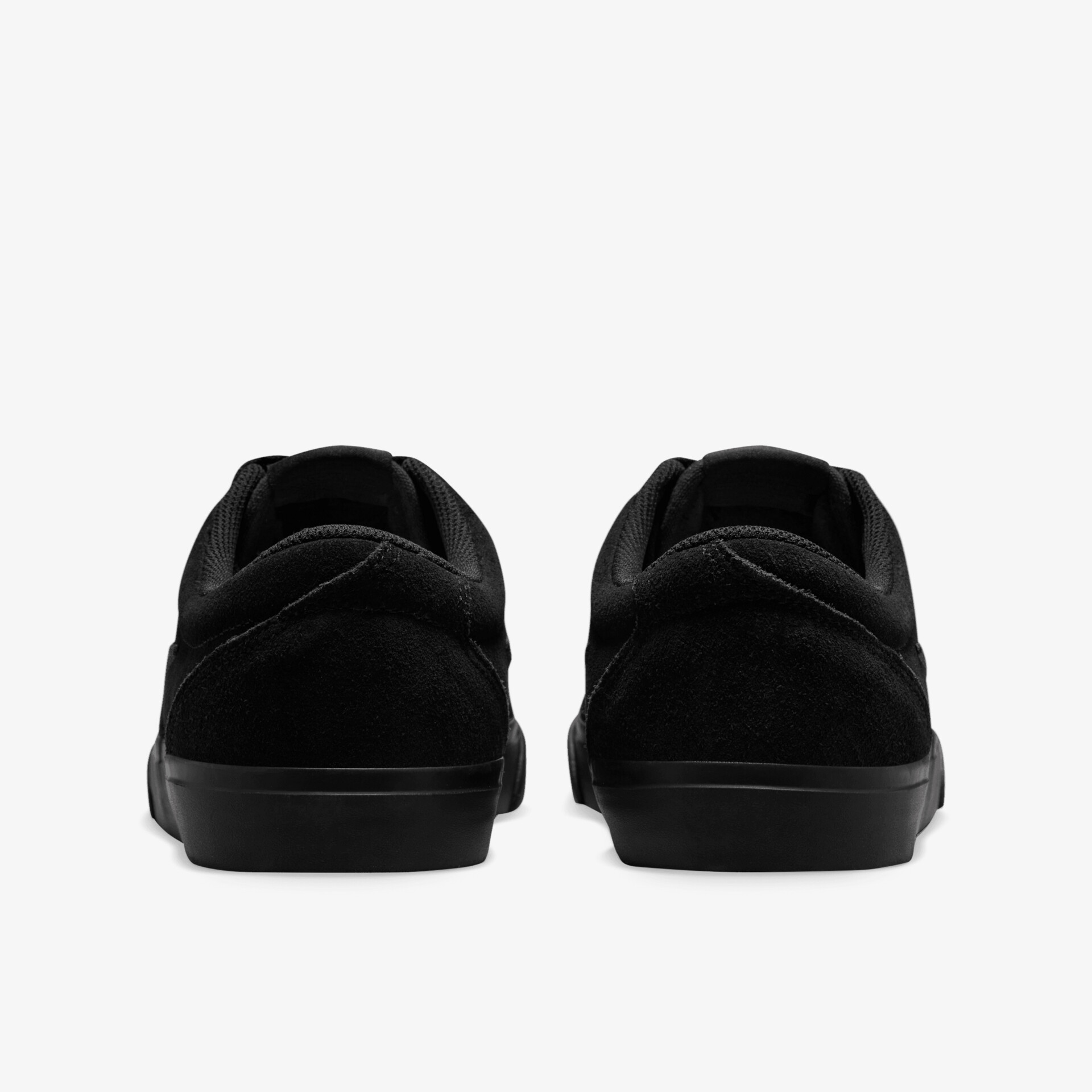 Schwarzes Paar Schuhe mit glatter Gummi-Sohle und schlichtem, lässigem Design von hinten