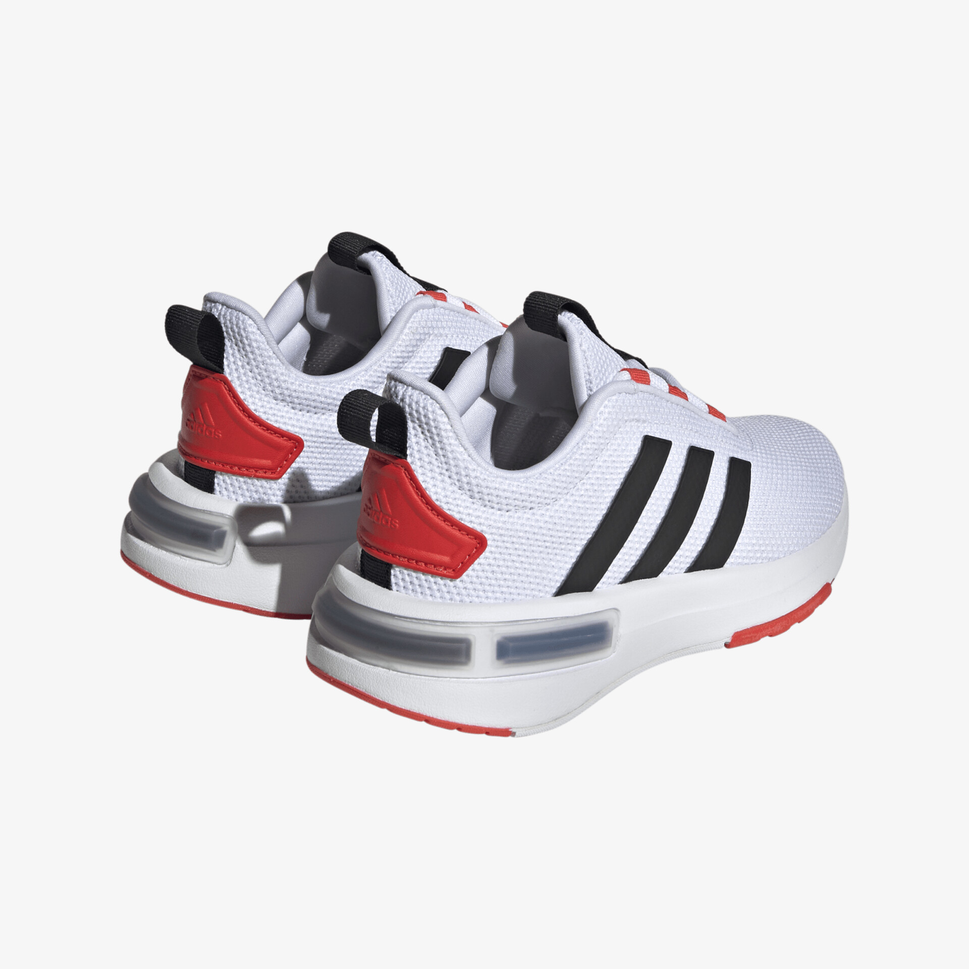 Moderne Sportschuhe in Weiß mit schwarzen Streifen und roten Akzenten, ideal für vielseitige sportliche Aktivitäten.