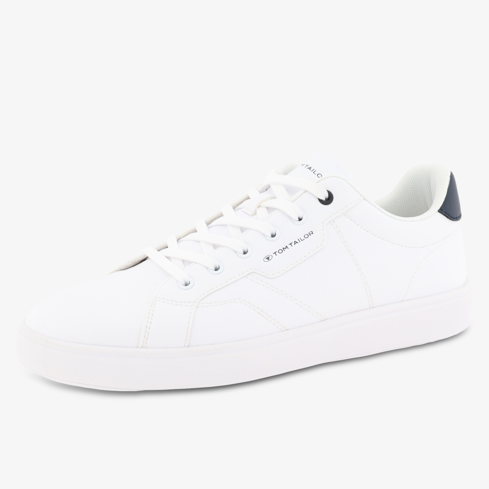 Moderner weißer Sneaker mit leichter Sohle und sportivem Design für bequemen Tragekomfort