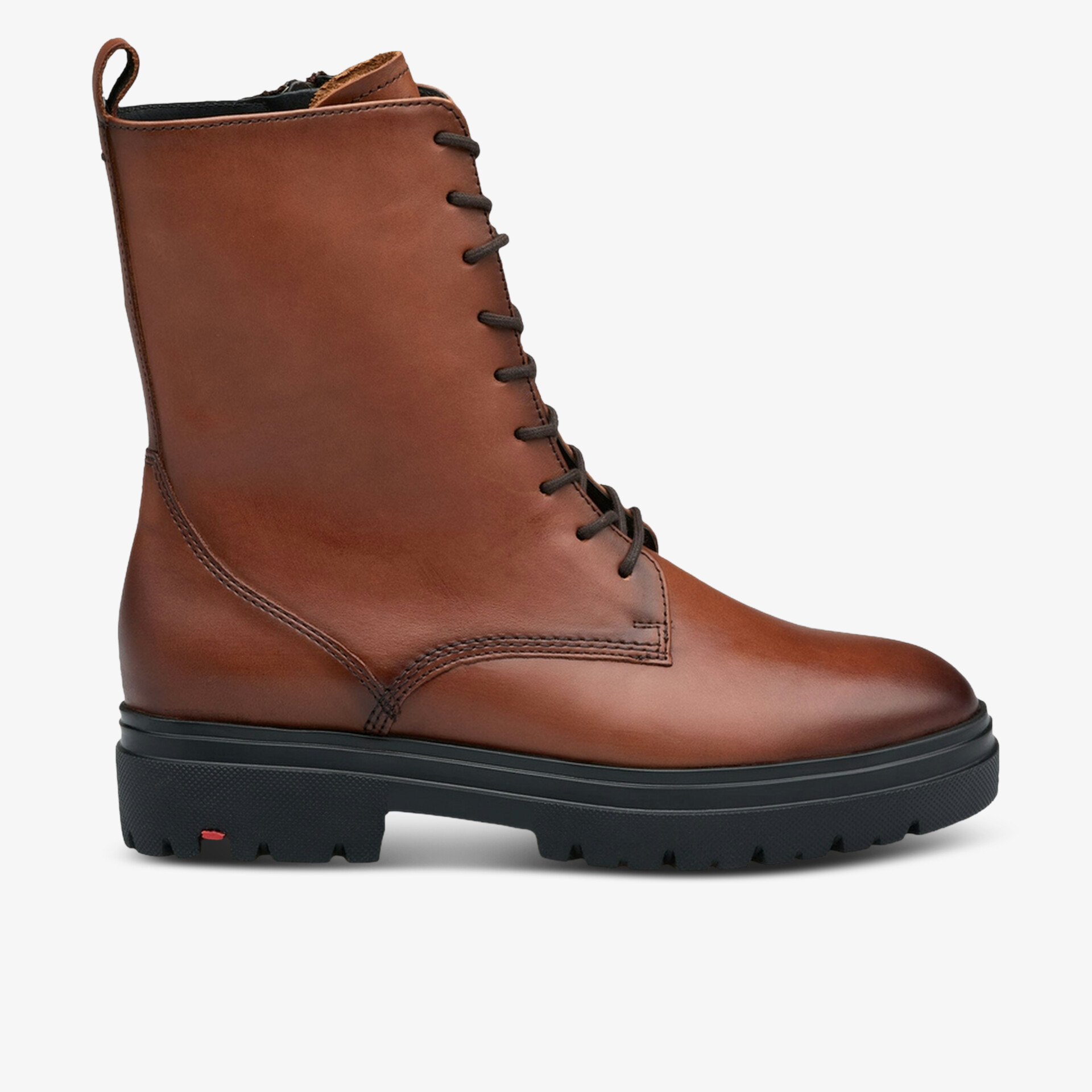 Robuster brauner Leder Schnürstiefel mit hohem Schaft und profilierter rutschfester Sohle in klarer Seitenansicht