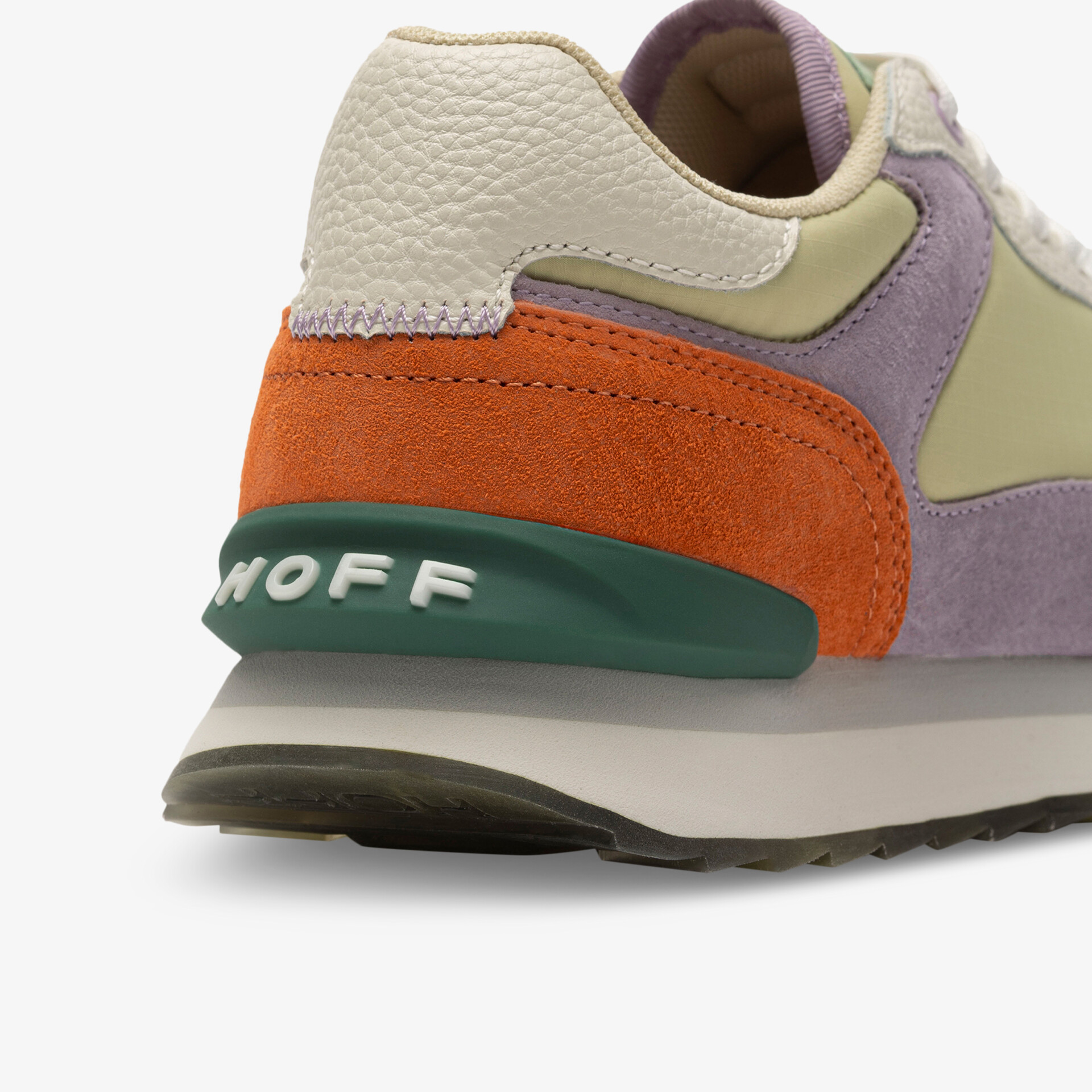 Detailansicht Ferse eines modernen Sneakers mit farbigen Akzenten und hochwertiger Verarbeitung