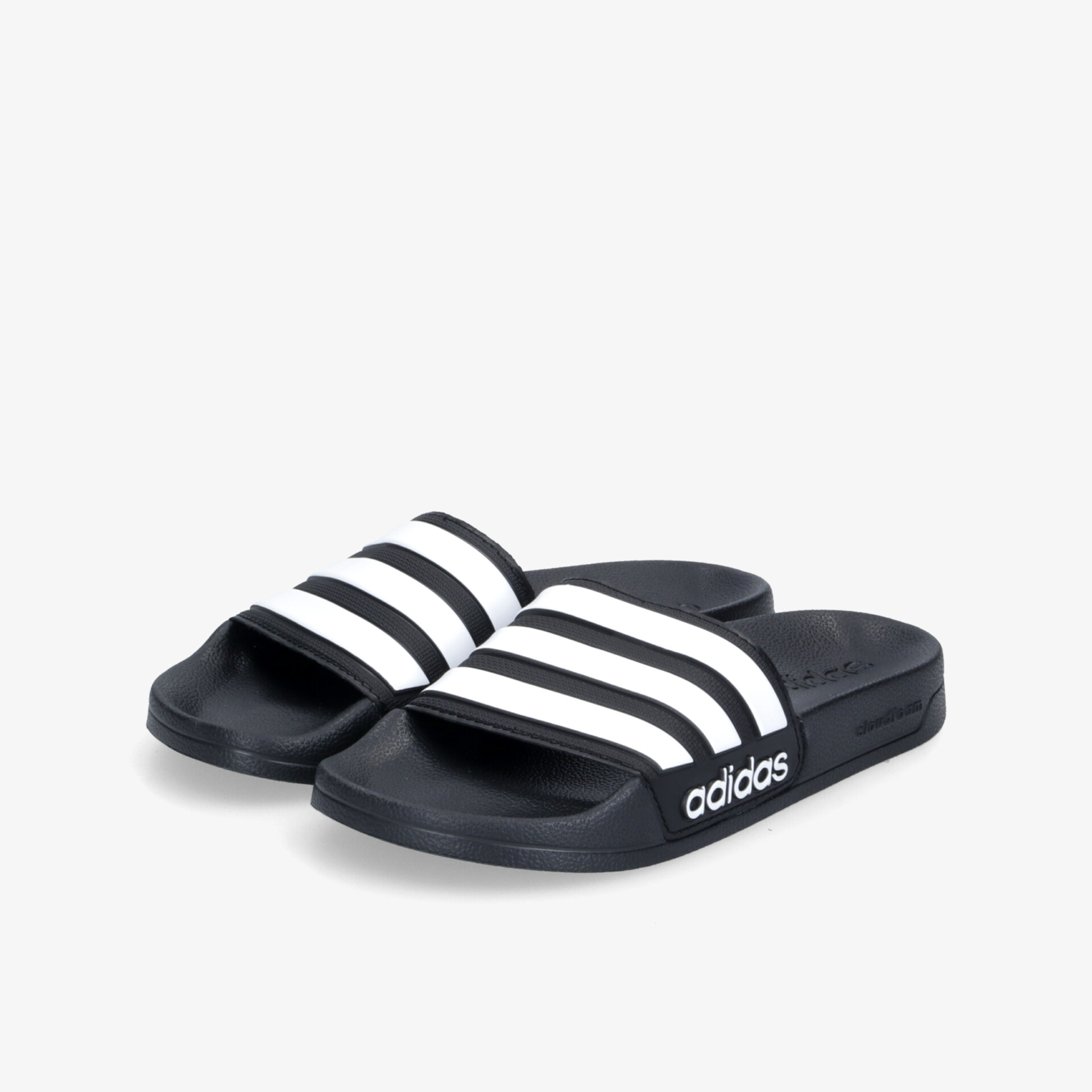 Schwarze Badeschlappen mit ikonischen weißen Streifen und markantem Logo, ideal für Alltag und Freizeit.