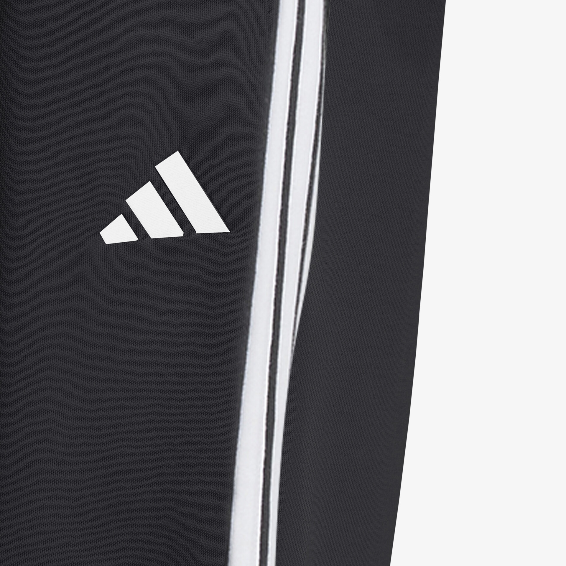 Detailaufnahme einer Sporthose mit Adidas Logo und seitlichem Doppelstreifen in klarer schwarzer Optik
