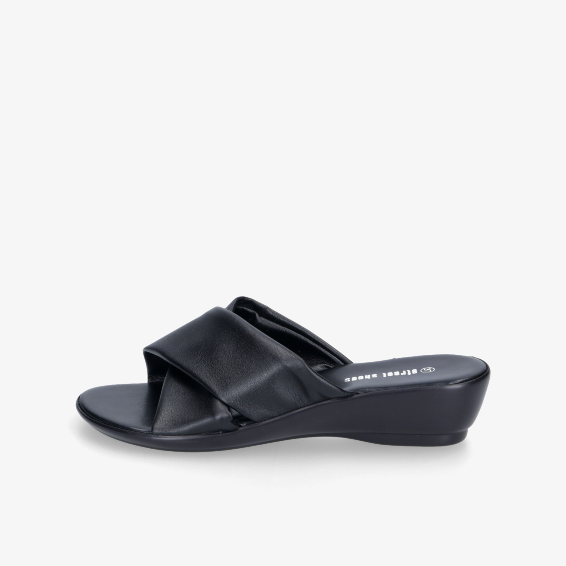 seitliche Ansicht einer schwarzen Pantolette mit Keilabsatz, offenem Zehenbereich und bequemem Tragekomfort