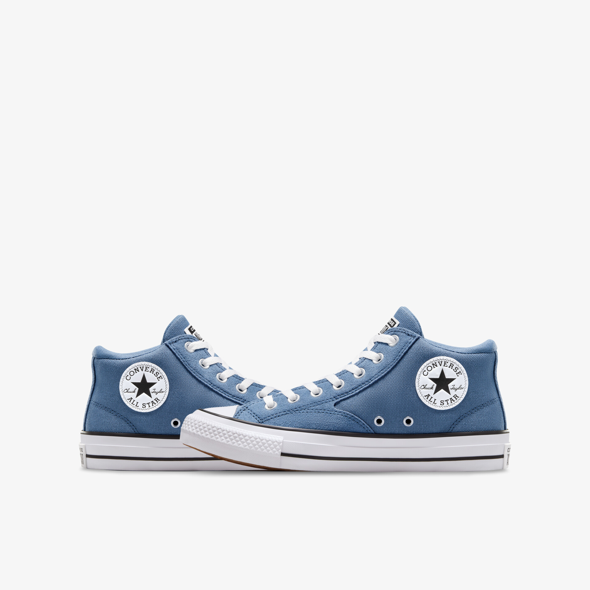 Blaues Paar High-Top Sneaker mit klassischer Gummisohle und weißer Schnürung, bequem und modisch