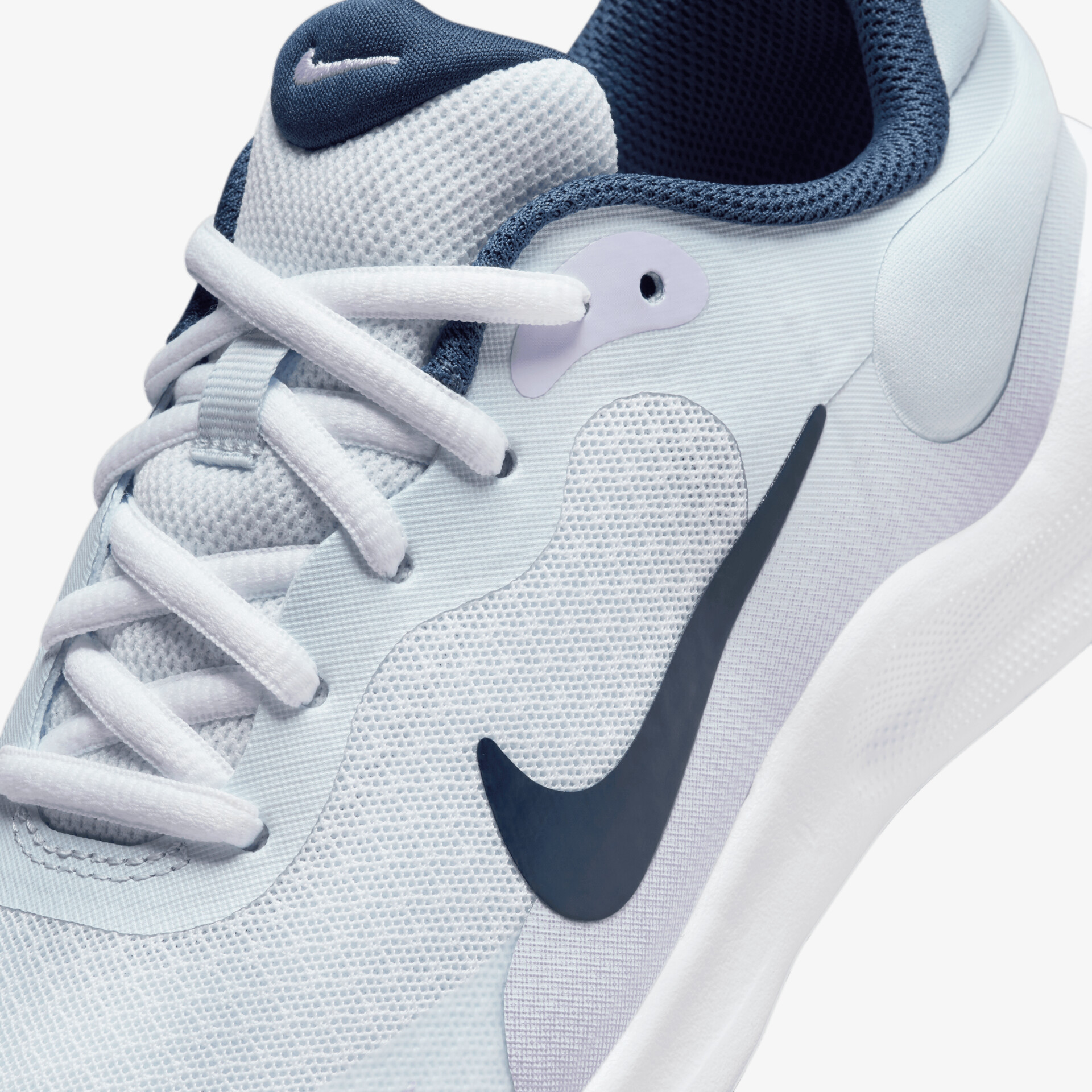 Detailaufnahme eines sportlichen, leichten Schuhs mit flexiblem, atmungsaktivem Material und markantem Nike Logo