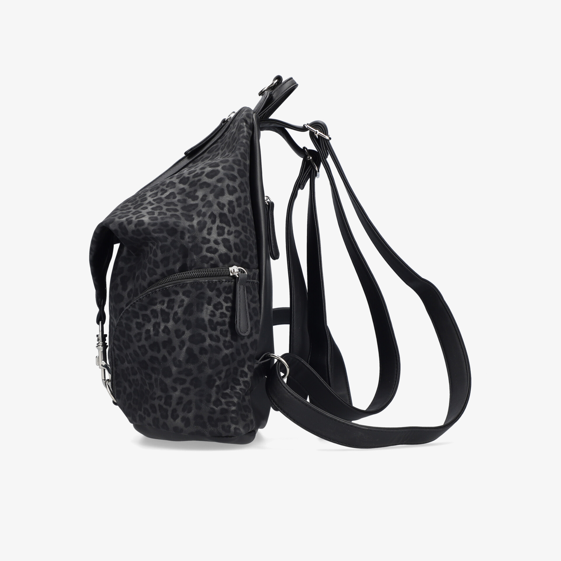 Seitliche Ansicht eines schwarzen Rucksacks mit verstellbaren Trägern und robusten Reißverschlüssen, kompakt und leicht