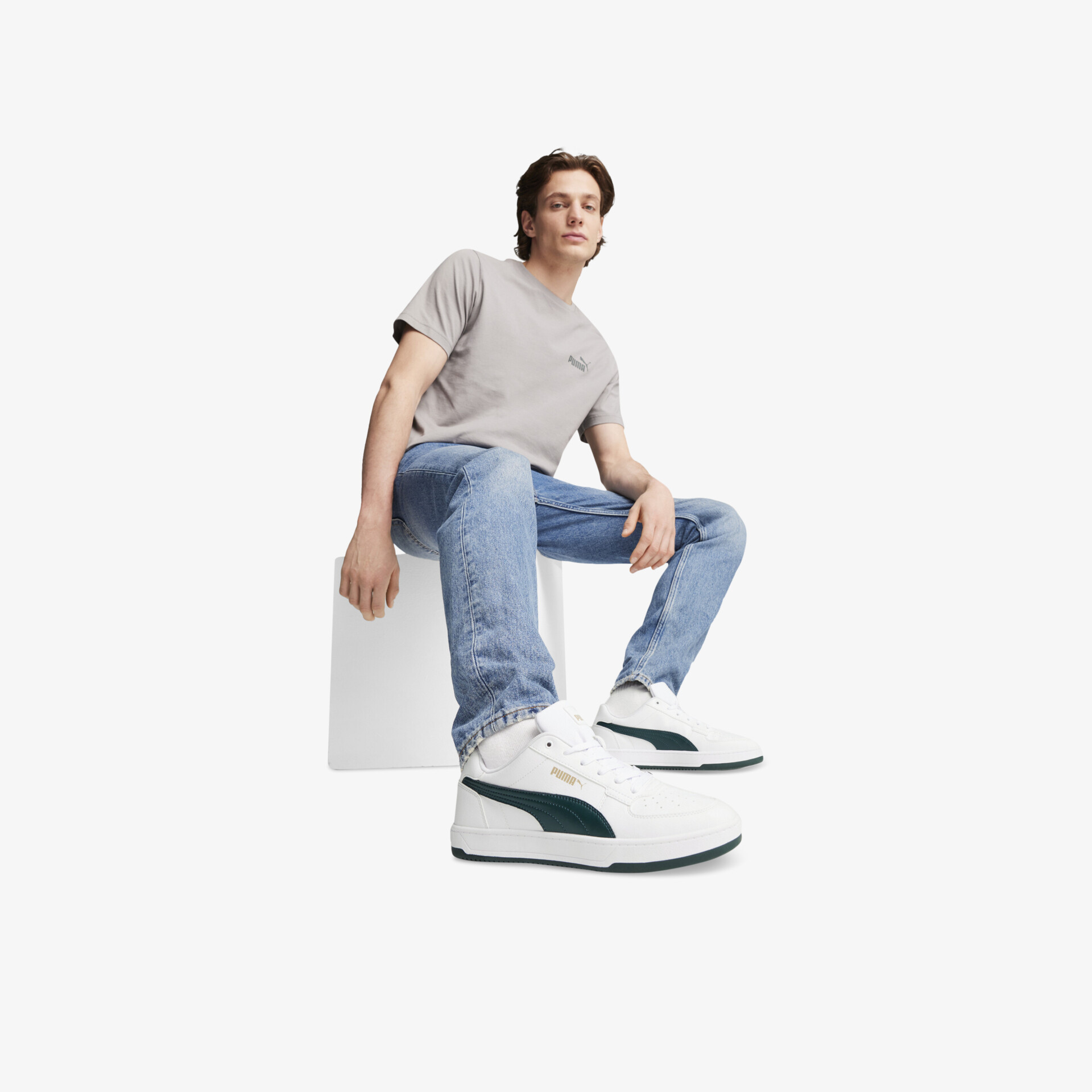 Moderne weiße Sneaker mit grünen Akzenten, bequem getragen für stilvollen Freizeitlook