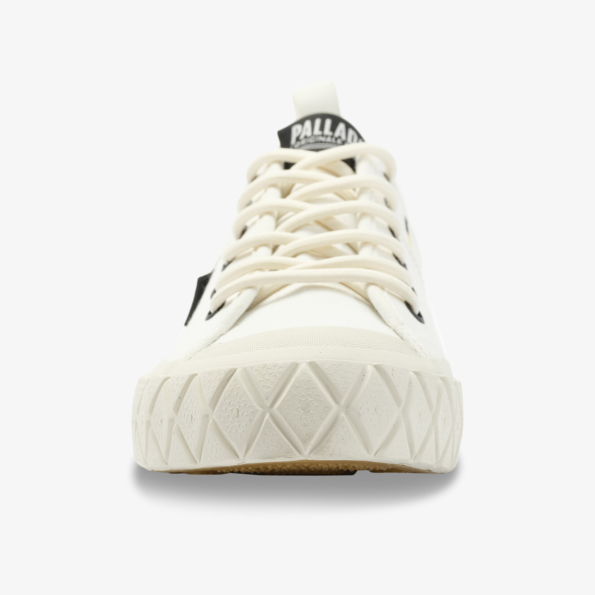 Moderner weißer Sneaker mit dicker Sohle und klassischem Design bietet Komfort und Stil für den Alltag.