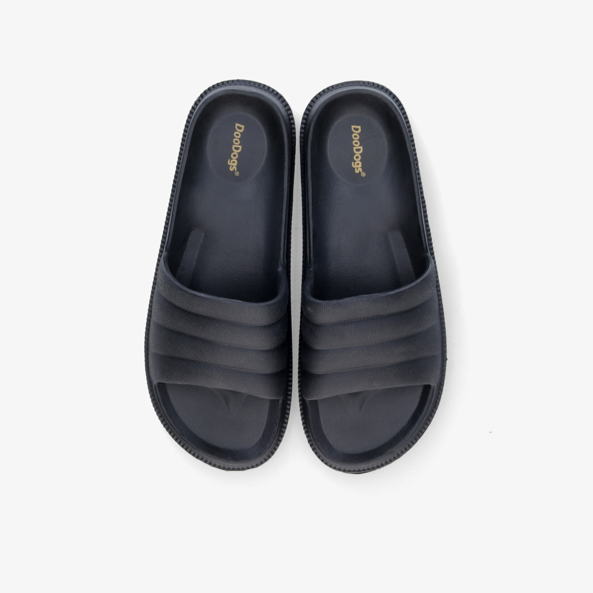 Bequeme und rutschfeste schwarze Slipper für vielseitigen Einsatz, leicht und strapazierfähig.