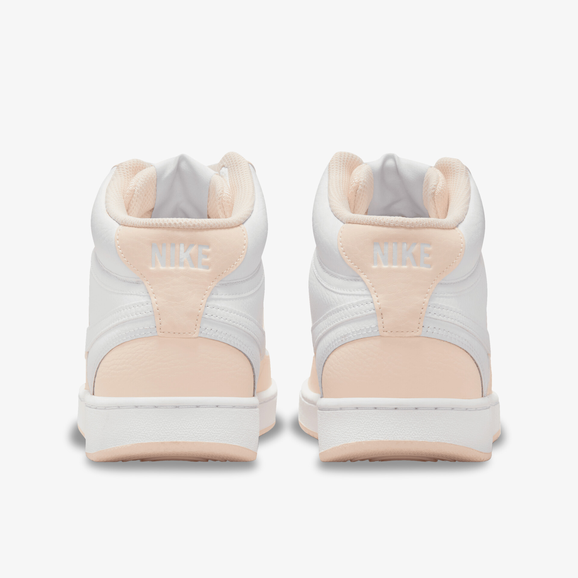 Rückansicht von weißen Sportschuhen mit hellrosa Akzenten, gepolstert für optimalen Komfort