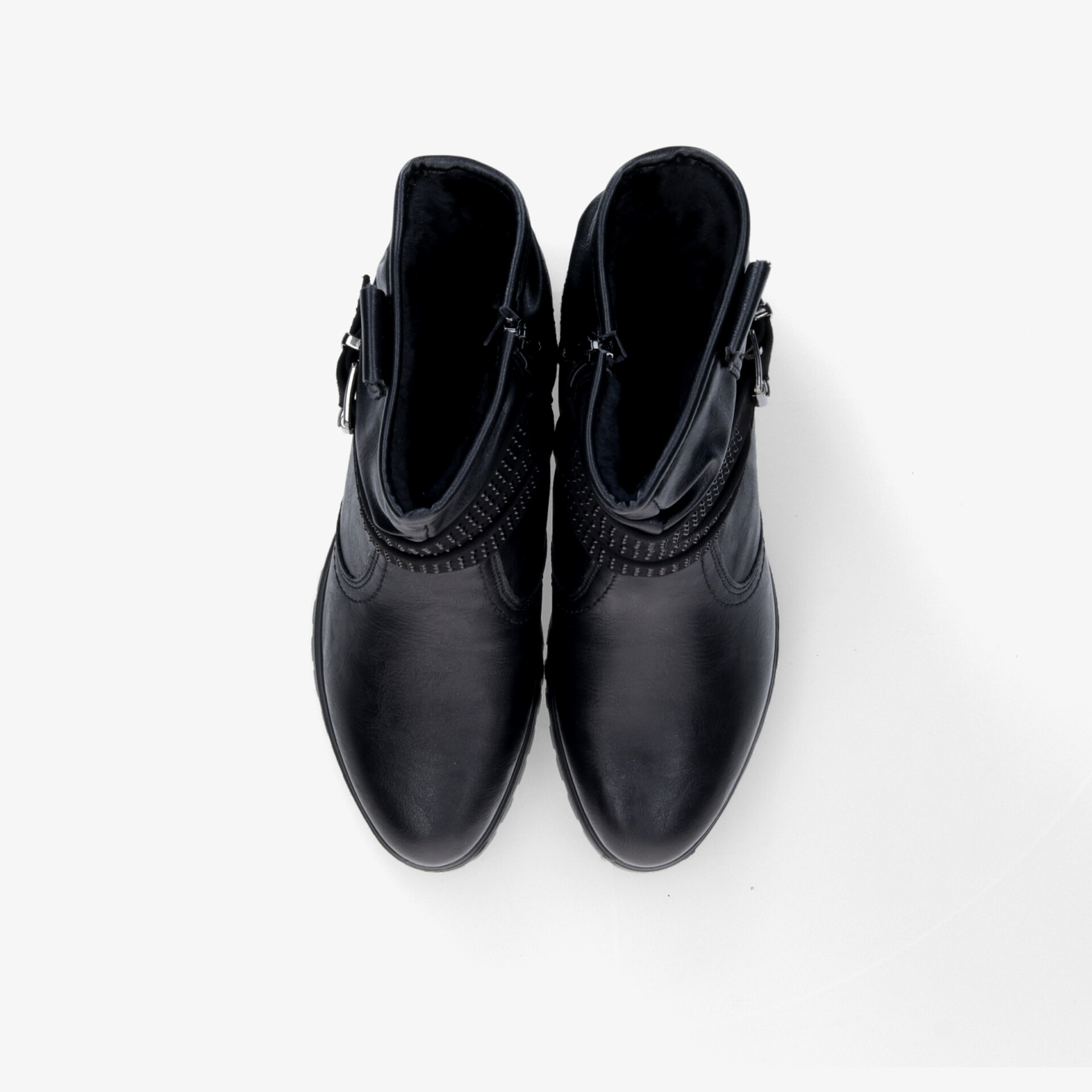 Schwarze Stiefeletten als Paar in Draufsicht, elegantes Lederdesign mit Schnalle und Reißverschluss, komfortabel und stilvoll