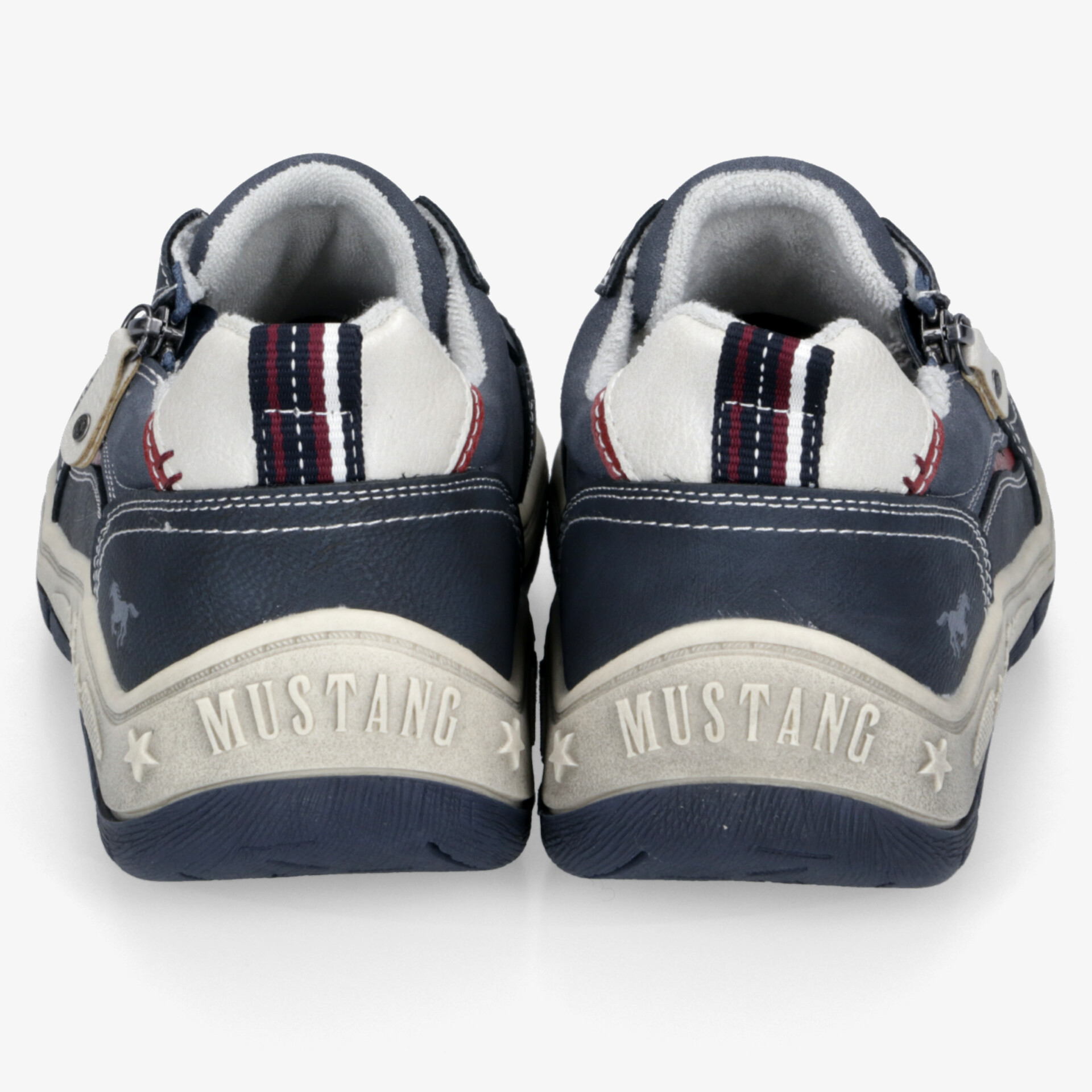 Rückansicht von robusten und atmungsaktiven Mustang Schuhen mit komfortabler Polsterung und rutschfester Sohle