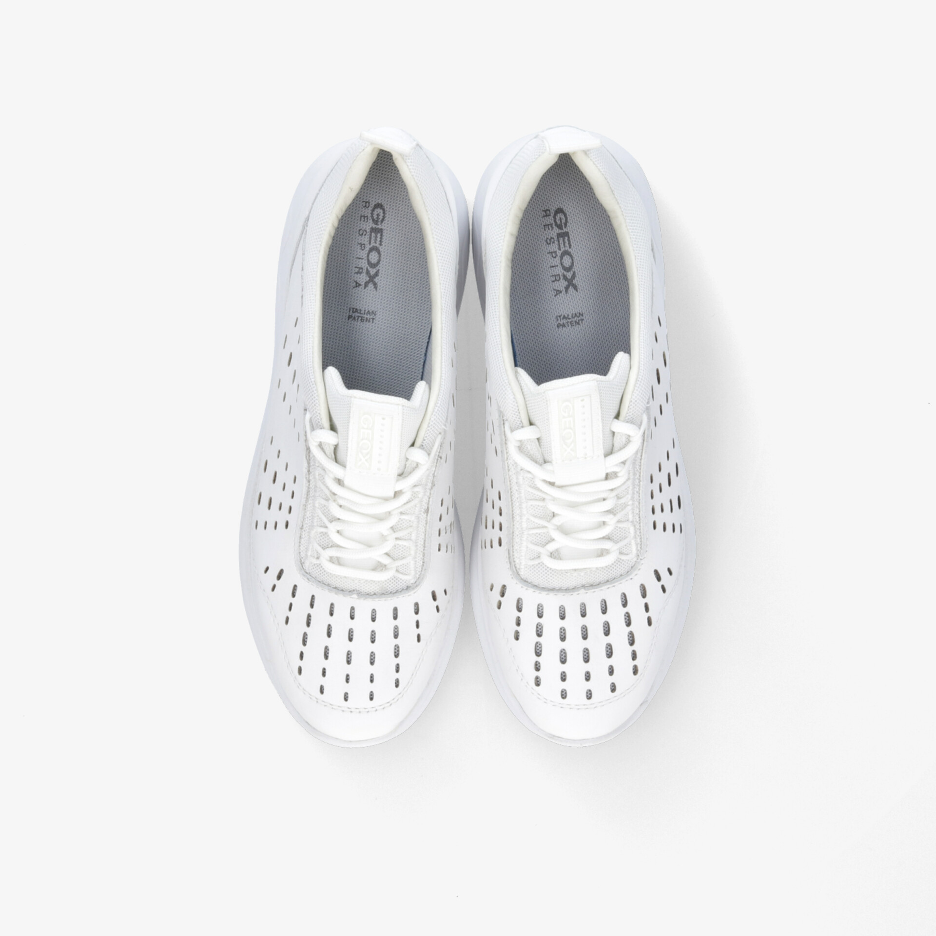 Leichte weiße Sneaker mit perforiertem Design für optimalen Komfort und Stil.