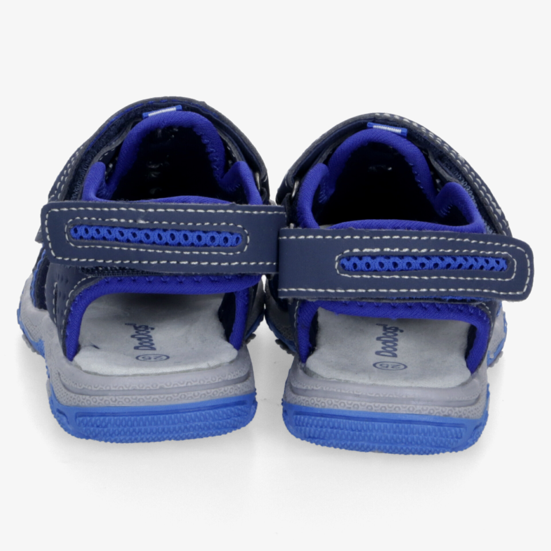 Rückansicht von zwei blauen Sandalen mit verstellbarem Klettverschluss und gepolstertem Innenfutter, bequeme Passform