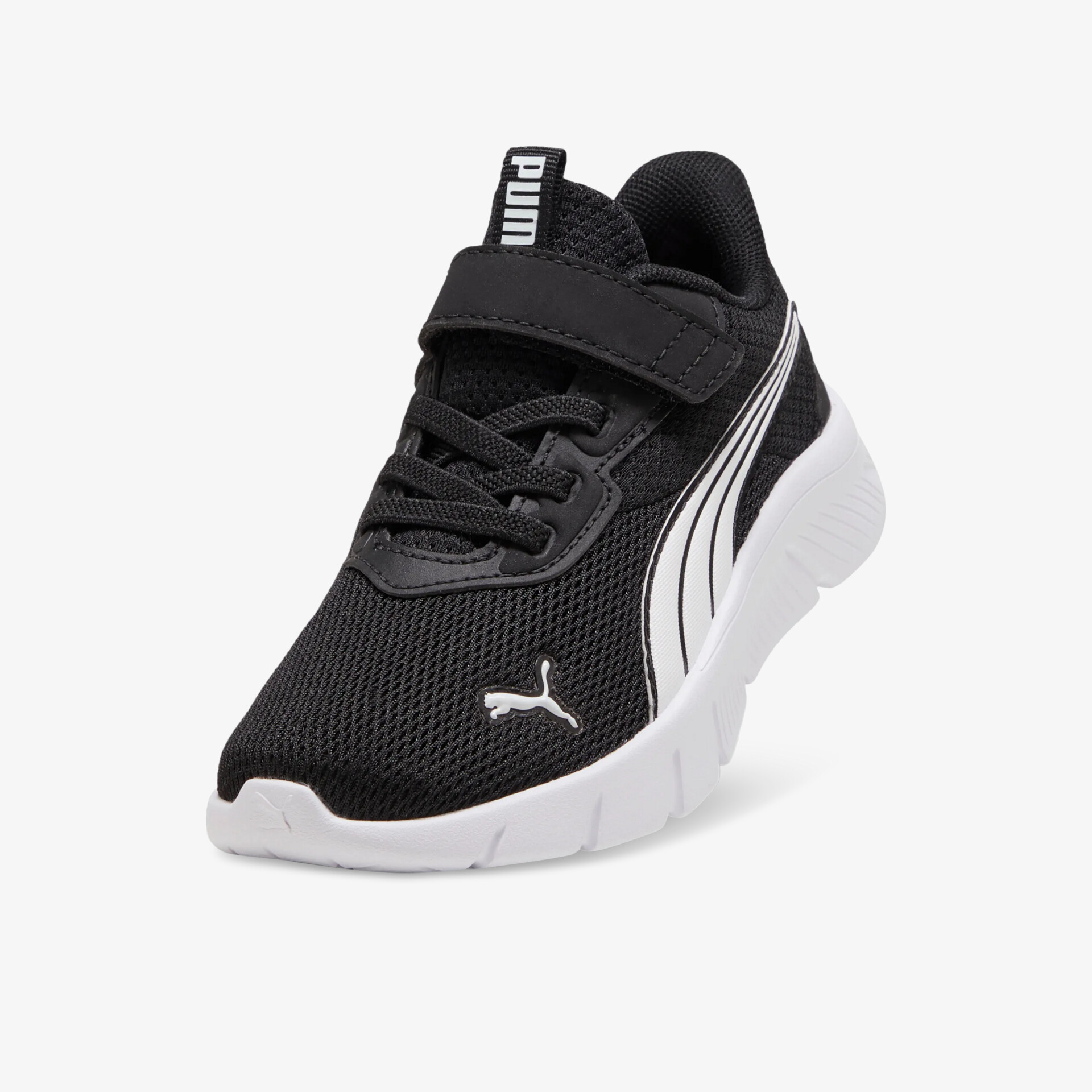 Moderner leichter Sneaker mit atmungsaktivem Material und rutschfester Sohle in schwarzer und weißer Farbkombination