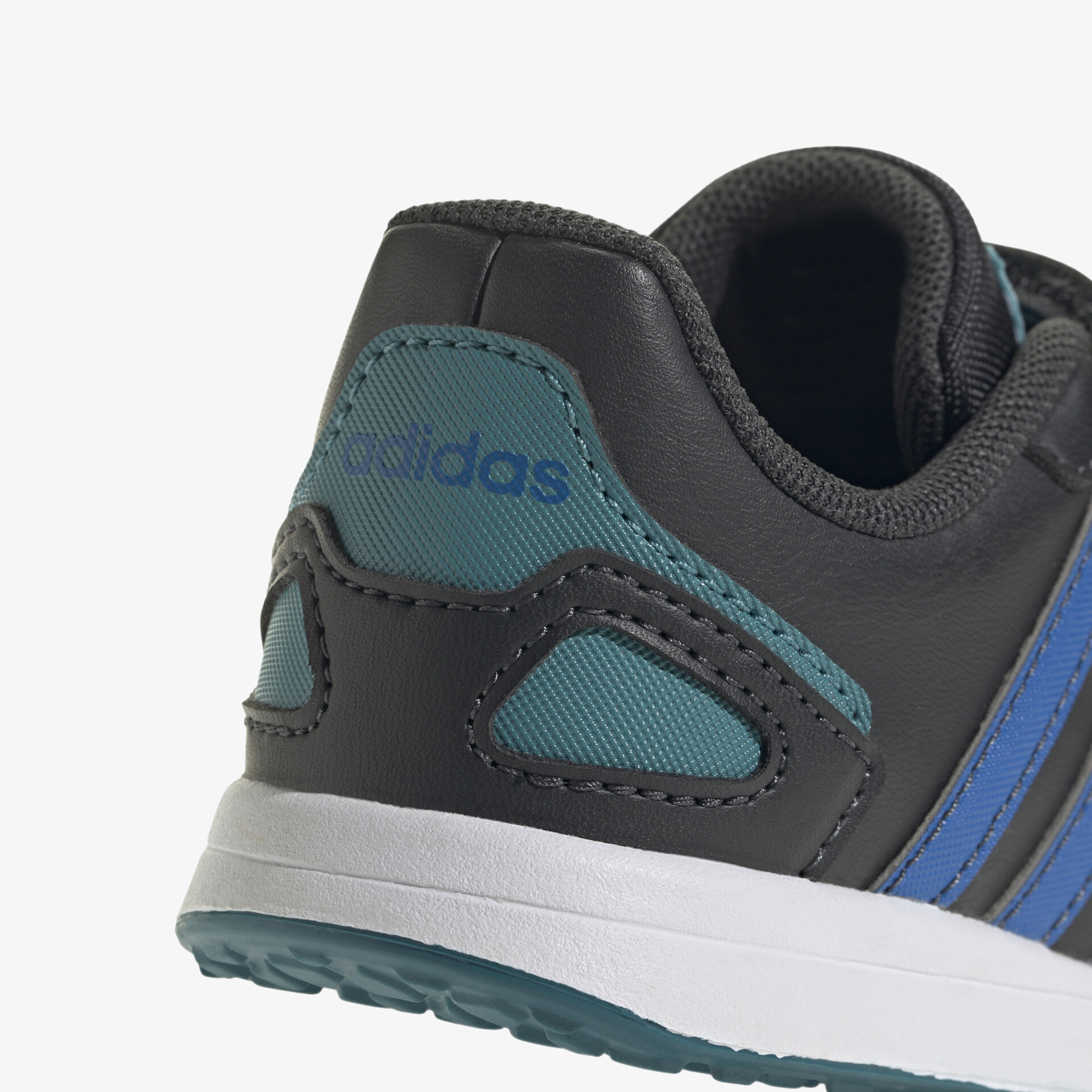 Detailansicht eines robusten Sneakers mit atmungsaktivem Material und komfortabler, flexibler Sohle in blau-grau