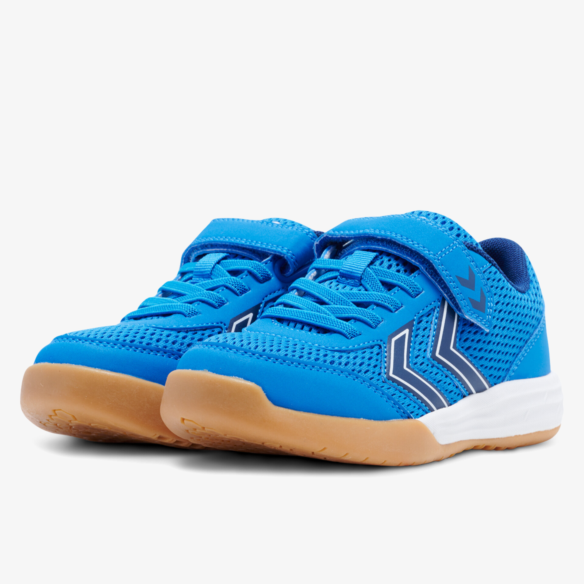 leichter blauer Sneaker mit flexiblem Material und rutschfester brauner Sohle