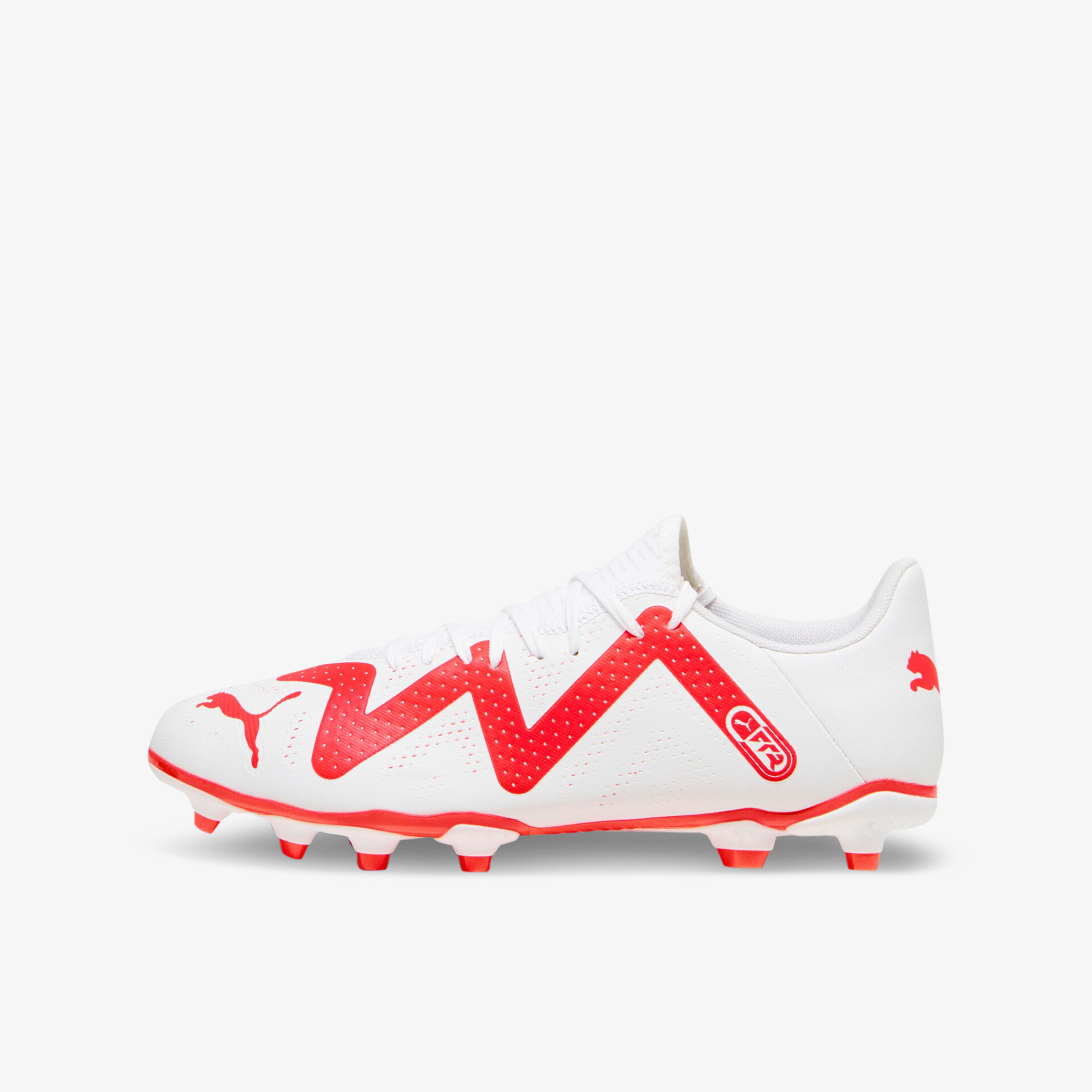 Moderner Fußballschuh in Weiß und Rot mit dynamischem Design für optimale Leistung und Traktion auf dem Spielfeld.