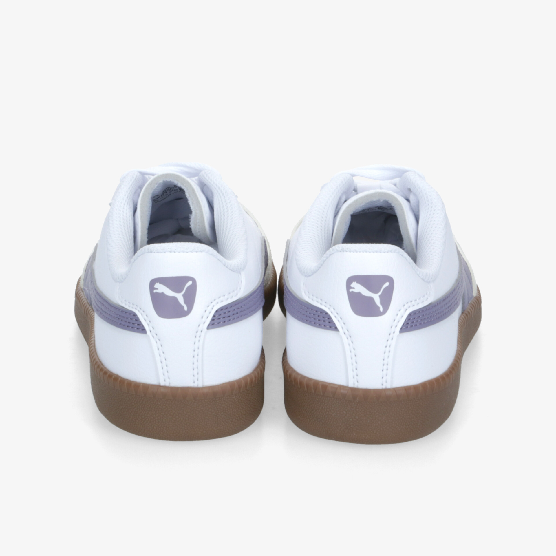 Rückansicht von weißen Sneakern mit brauner Gummisohle und Puma Logo für sportlichen Komfort und klassisches Design