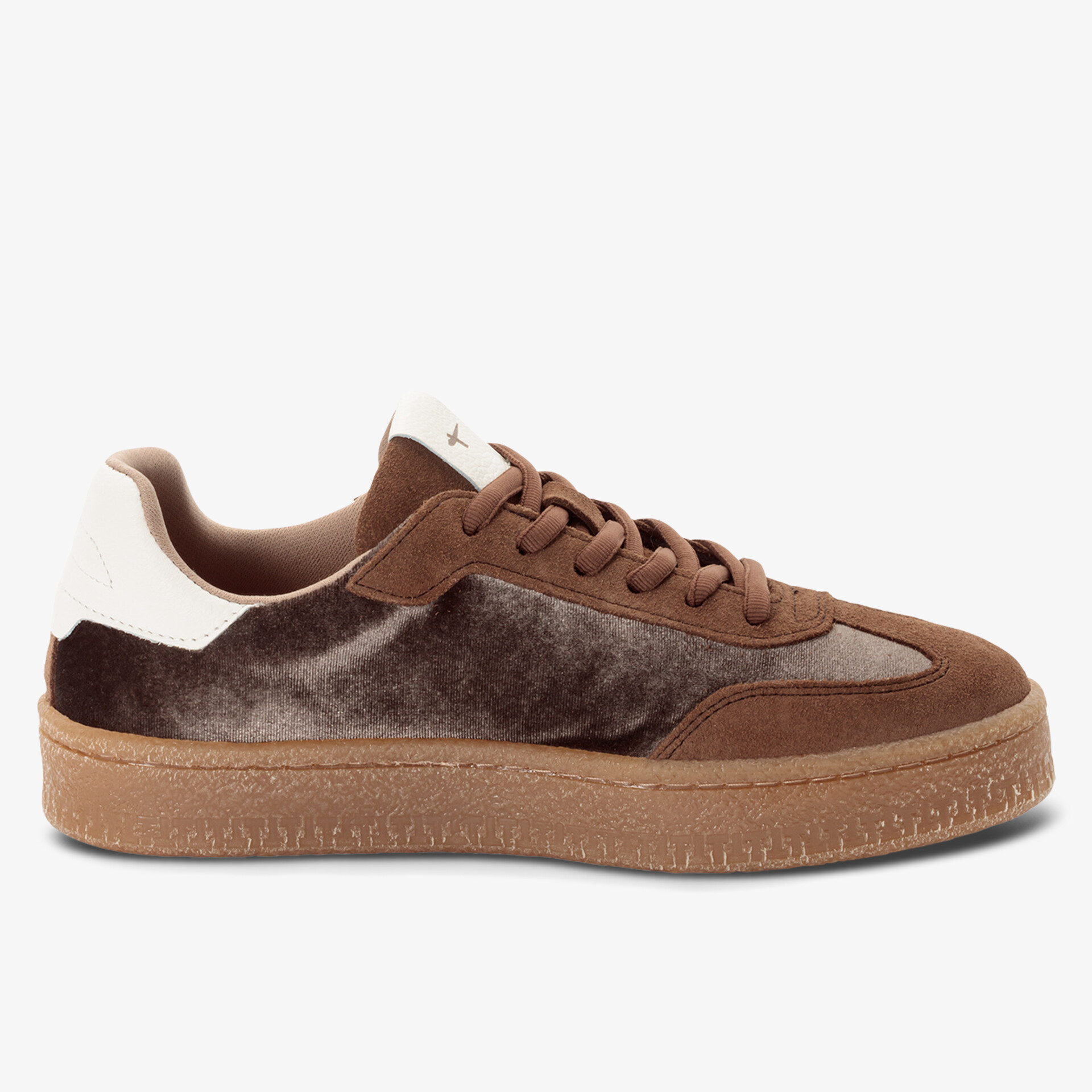 Seitliche Ansicht eines braunen Wildleder-Sneakers mit langlebiger Profilsohle und modischem Design