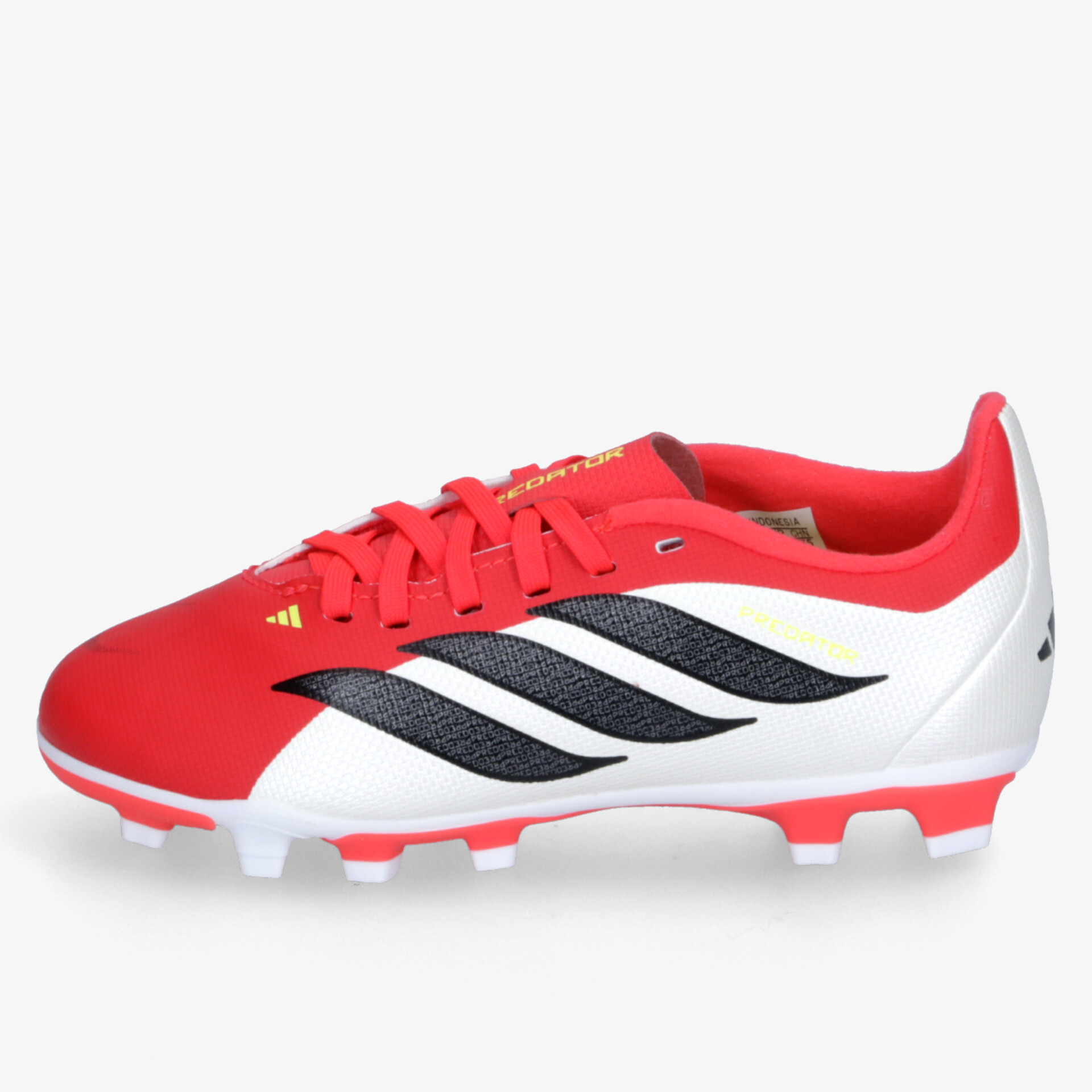 Rote Fußballschuhe mit weißer Sohle und schwarzen Details, seitliche Ansicht, rutschfeste Stollen, moderne Schnürung