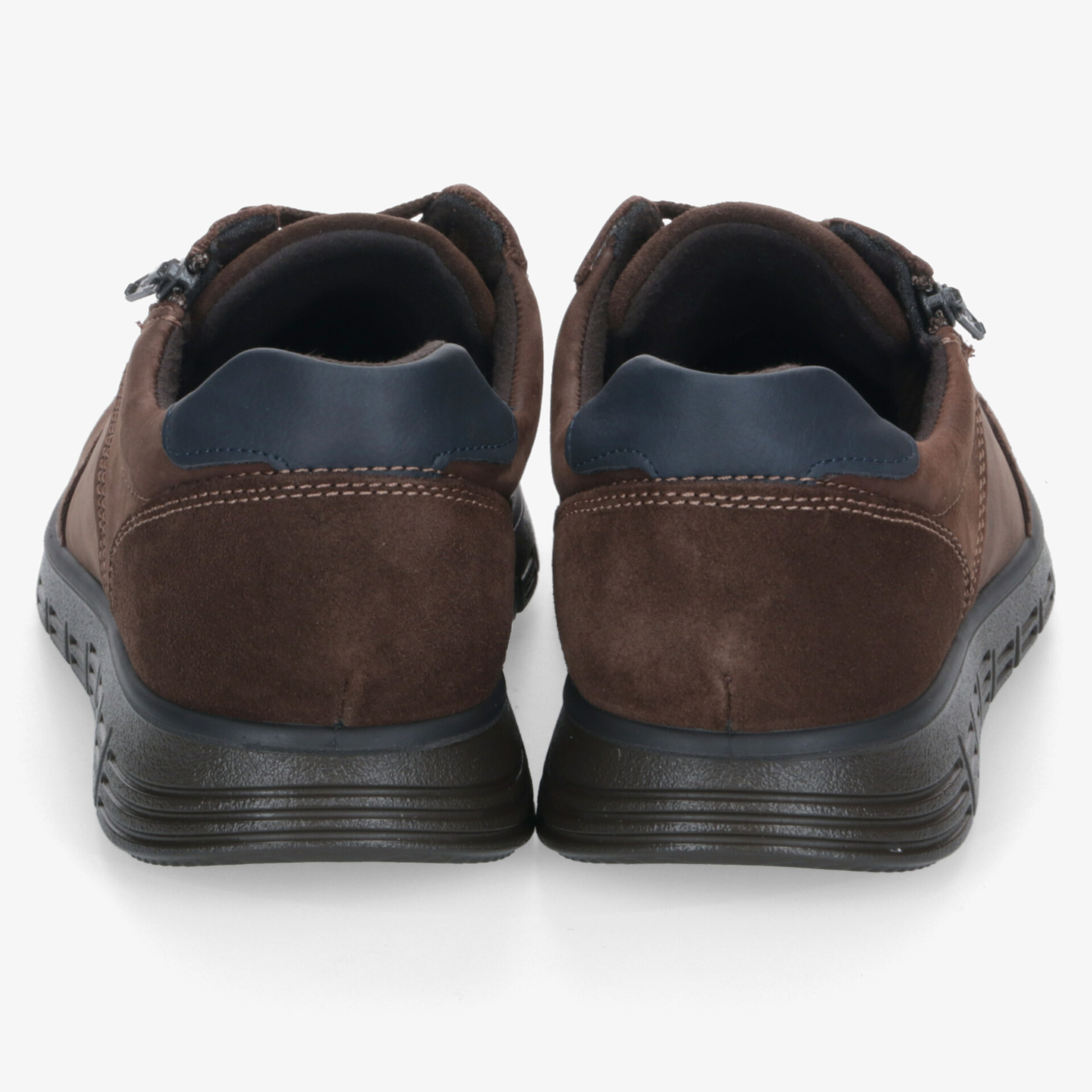 Robuste braune Schuhe mit gepolstertem Schaftrand und rutschfester Sohle in Rückansicht