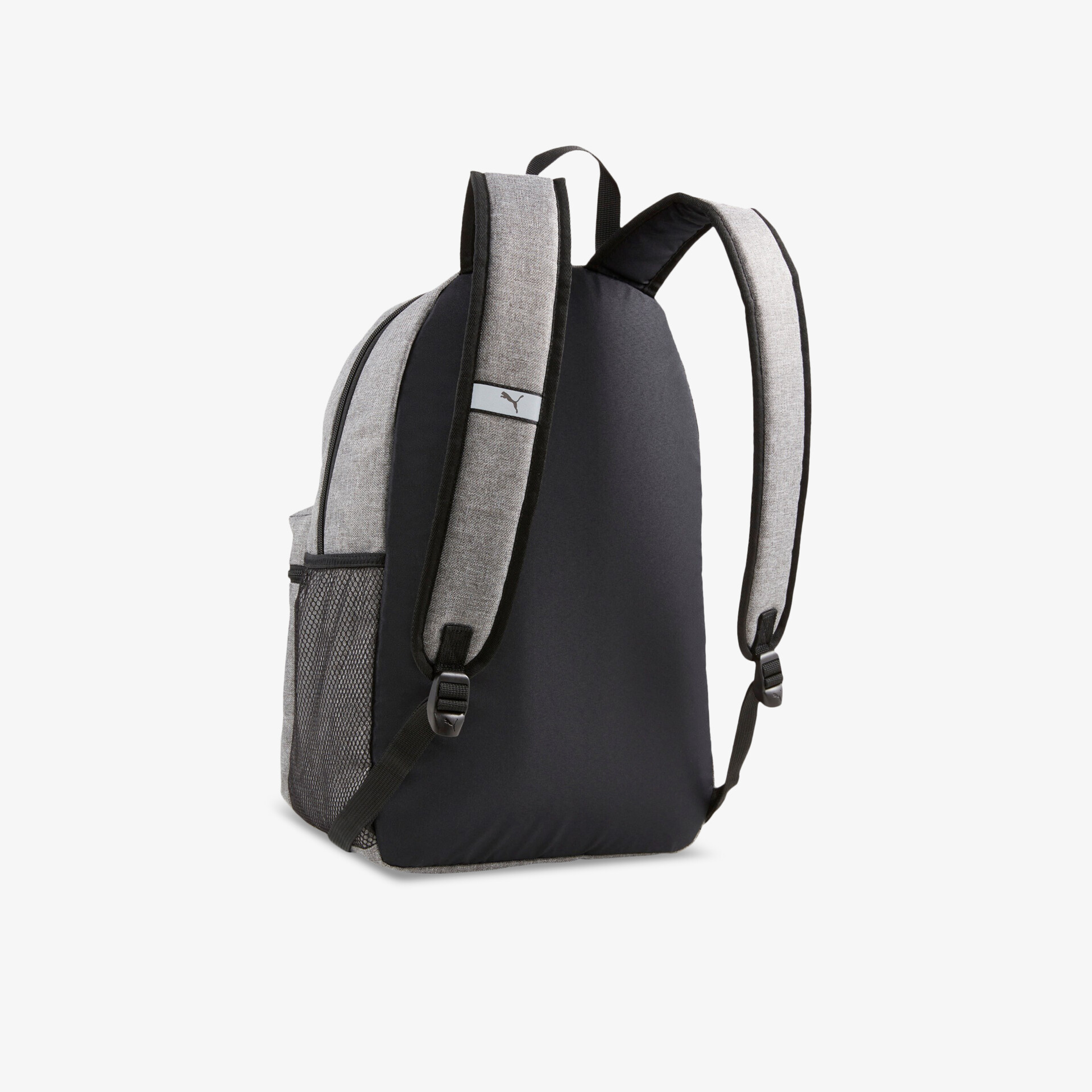 Schwarzer Rucksack mit gepolsterten Trägern für Komfort und verstellbarem Design für optimalen Sitz.