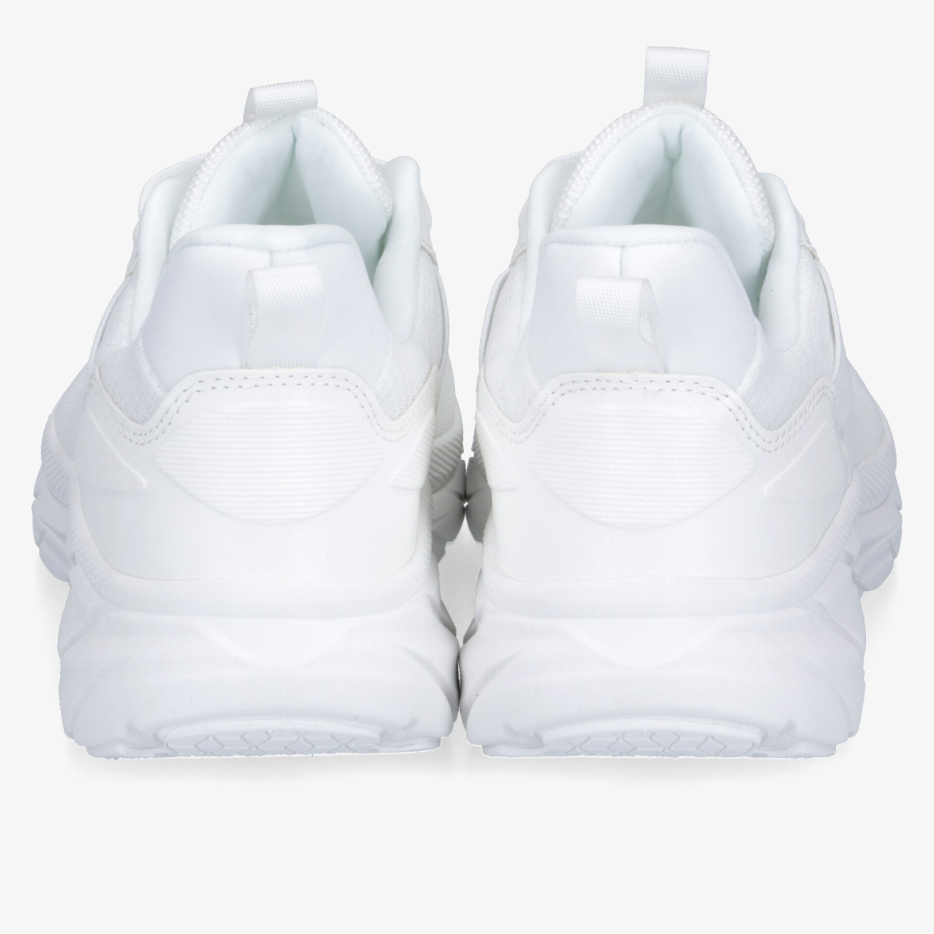 Weißer Sportschuh im Paar von hinten, gepolsterte Ferse und robuste rutschfeste Sohle für optimalen Komfort