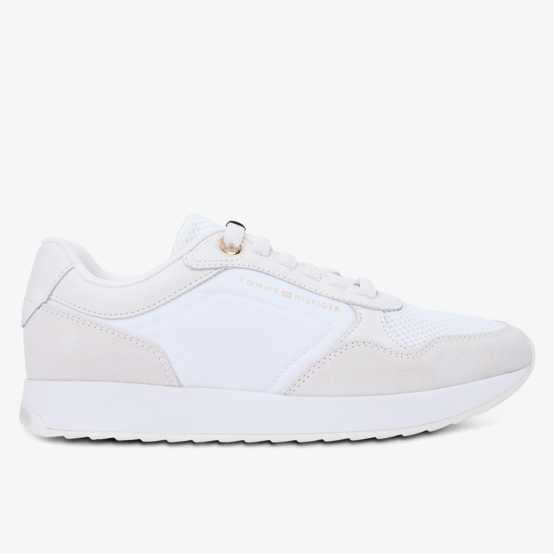 seitliche Ansicht eines leichten weißen Sneakers mit weichem Material und moderner Optik