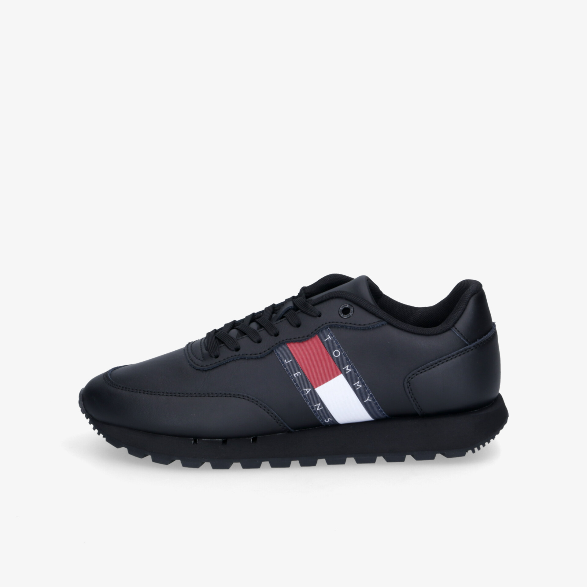 Schwarzer Sportschuh mit profilierter Sohle, schnürbar und bequem für vielseitige Nutzung