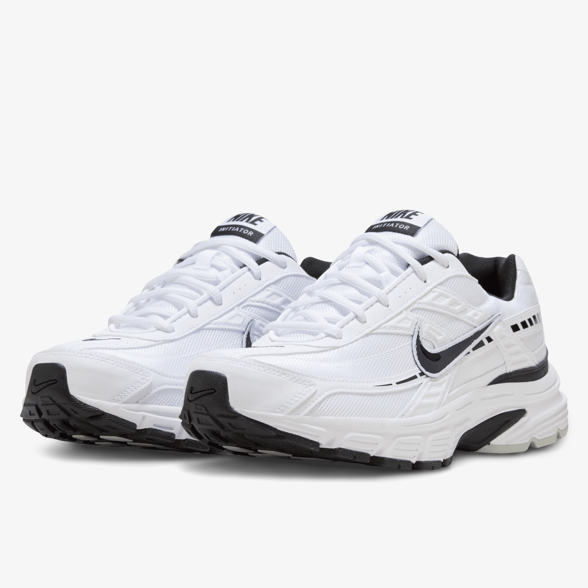 Weiße Sneakers mit schwarzem Detail und dämpfender Sohle, ideal für sportliche Aktivitäten.