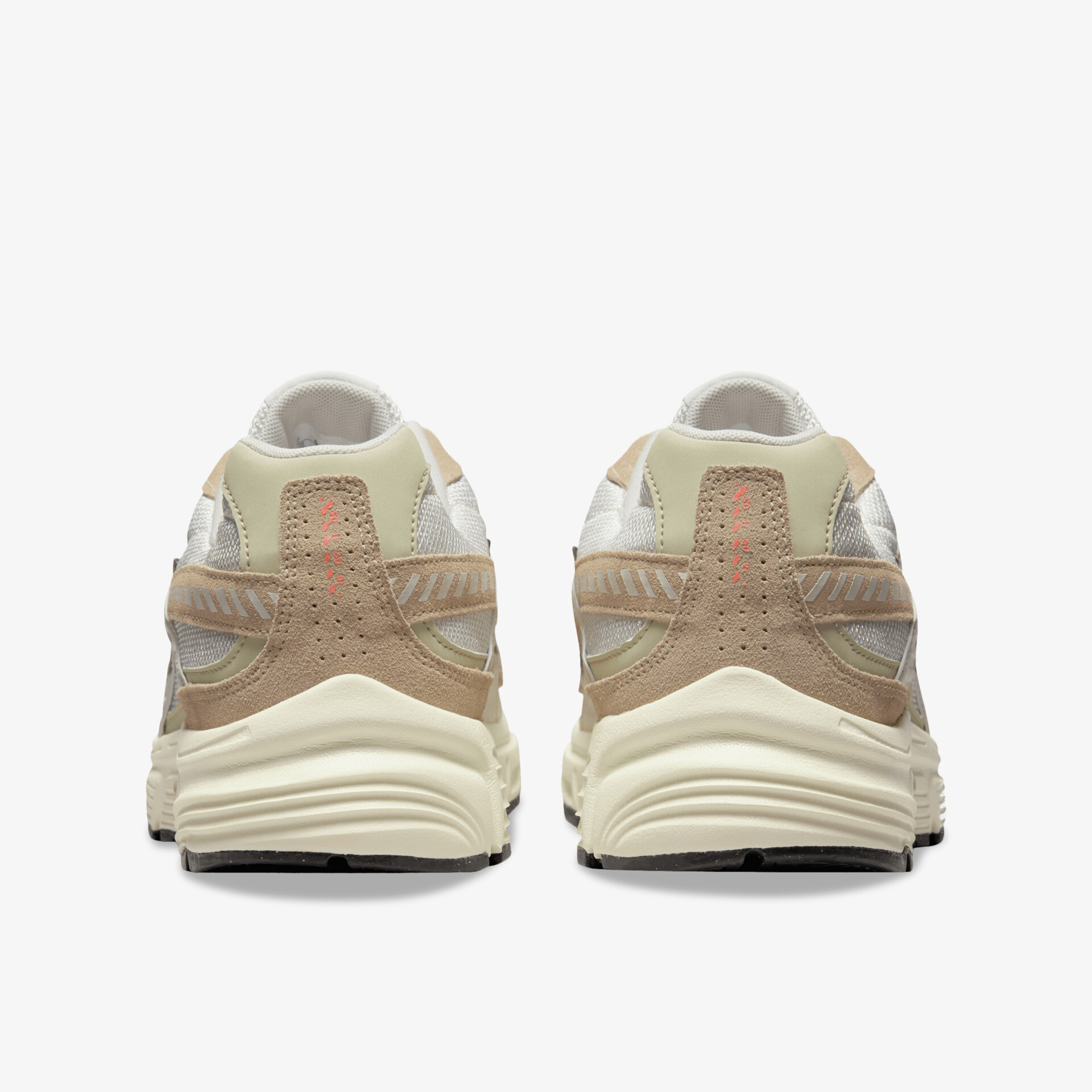 Robuste, gepolsterte Sneaker-Rückansicht mit dicker rutschfester Sohle und sportlichem Design