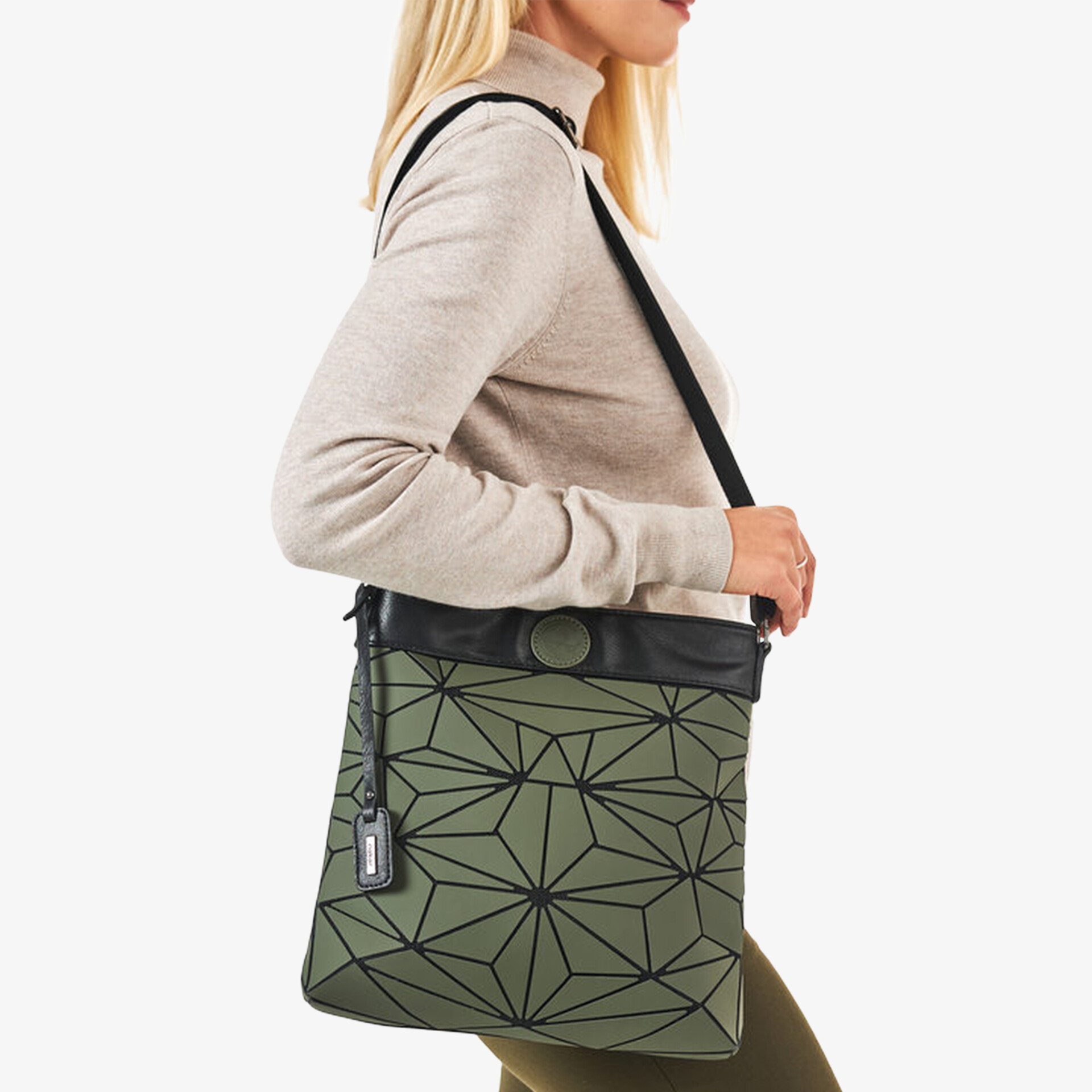 Moderne grüne Umhängetasche mit geometrischem Muster und praktischem Design, seitliche Ansicht