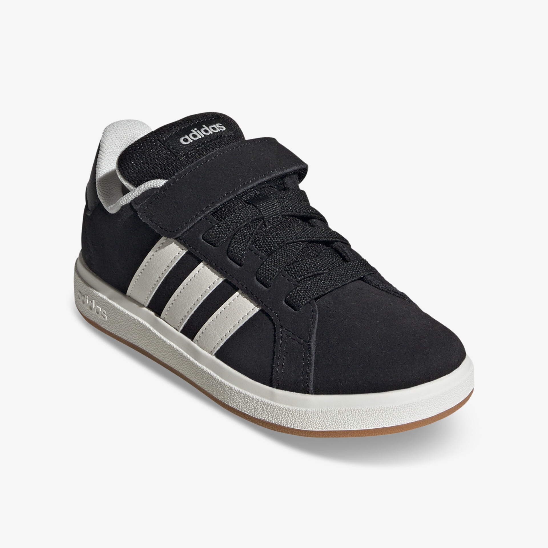 Schwarzer Adidas Sneaker in schräger Vorderansicht mit weißer Sohle und drei typischen Streifen