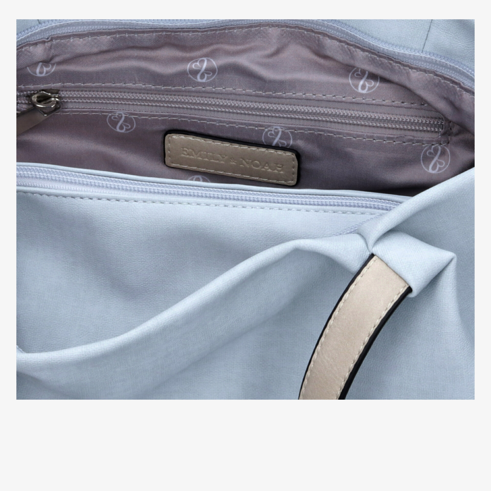 Blaue Handtasche mit geräumigem Innenfach und elegantem Design, ideal für stilbewusste Träger.