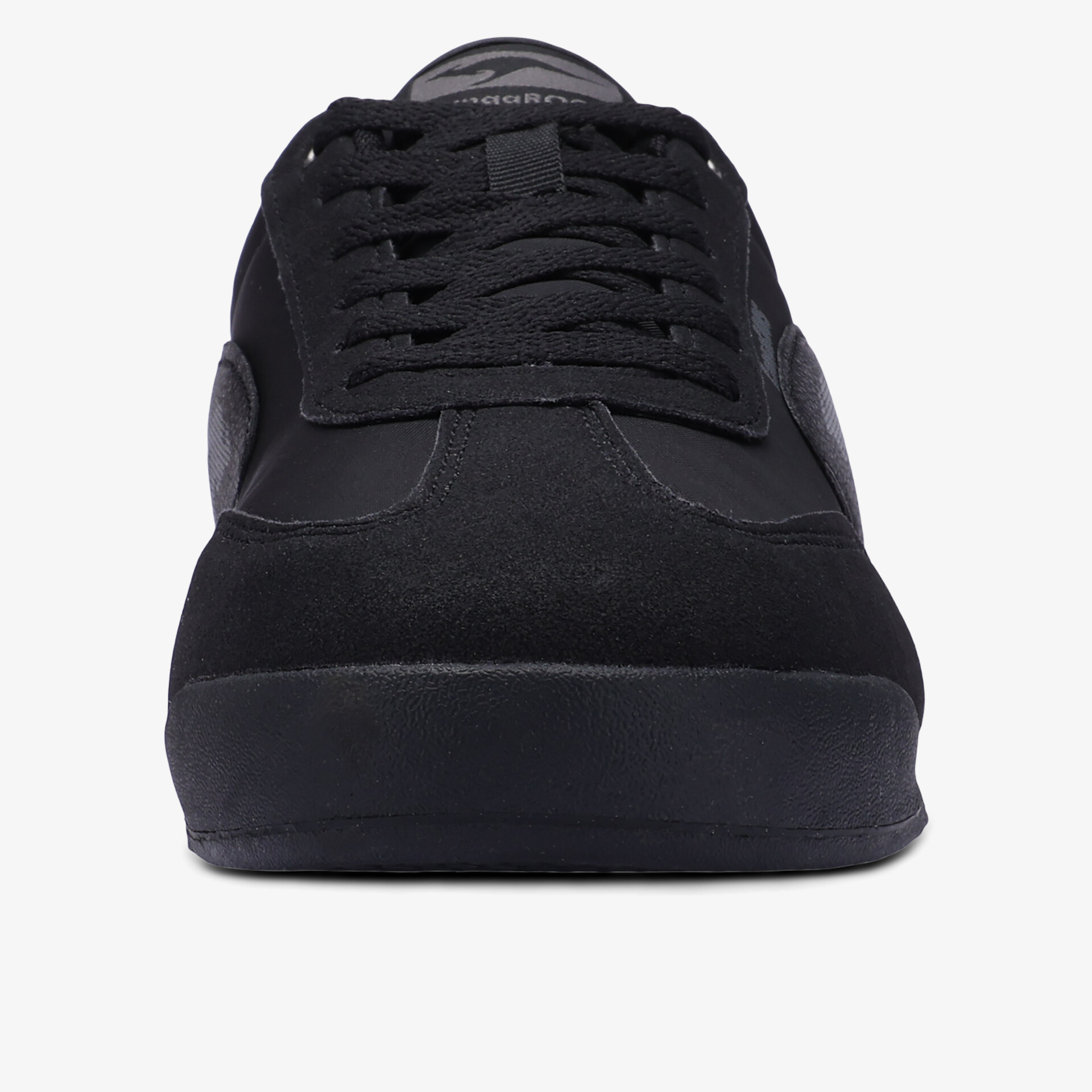 Schwarzer Sneaker mit komfortabler Passform und moderner Schnürung in klarer Frontansicht